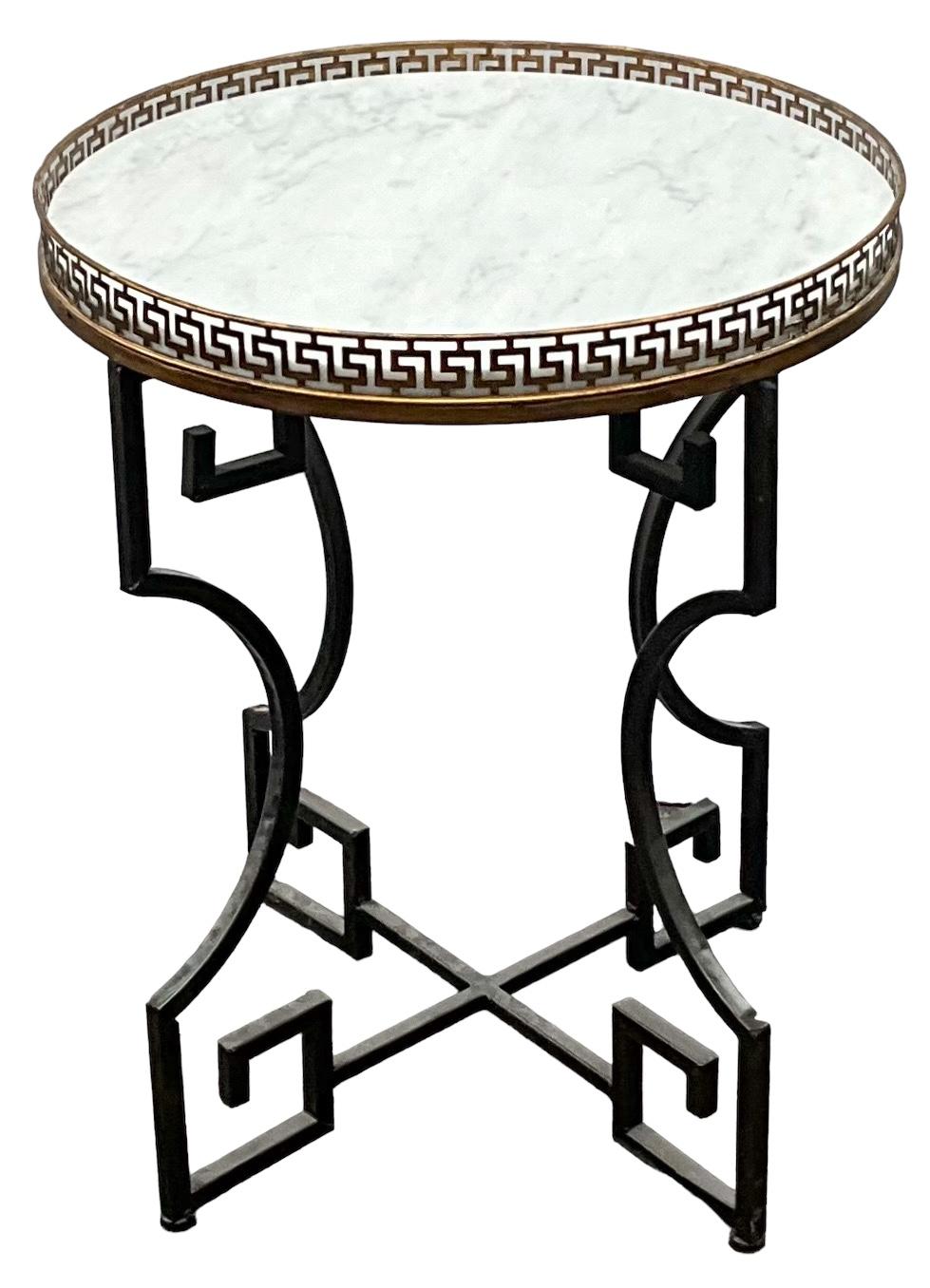 Mesa auxiliar / de bebidas / de sofá de estilo neoclásico con tapa de mármol de llave griega y latón en Bueno estado para la venta en Kennesaw, GA