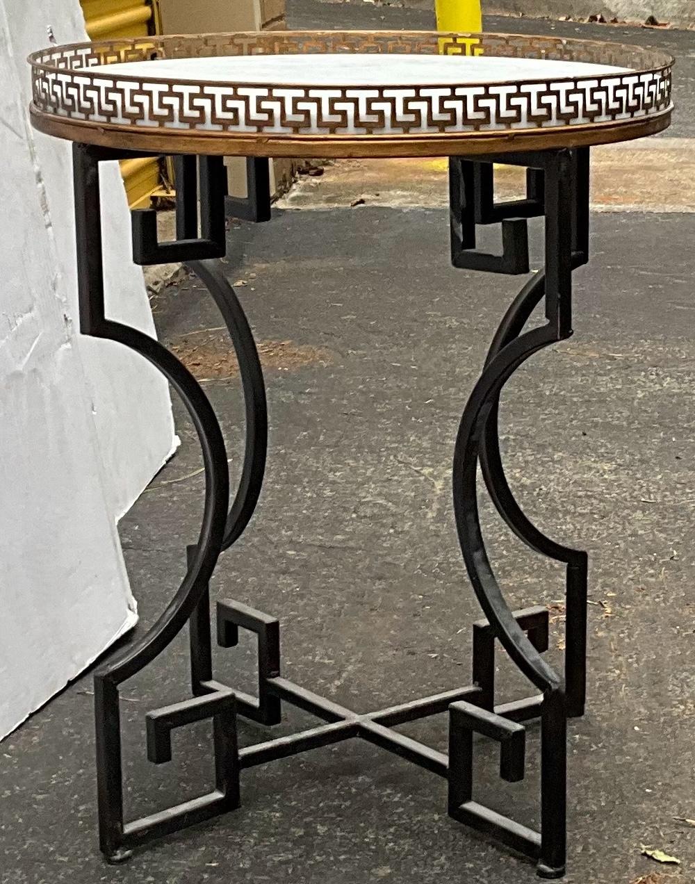 Mesa auxiliar / de bebidas / de sofá de estilo neoclásico con tapa de mármol de llave griega y latón siglo XX en venta
