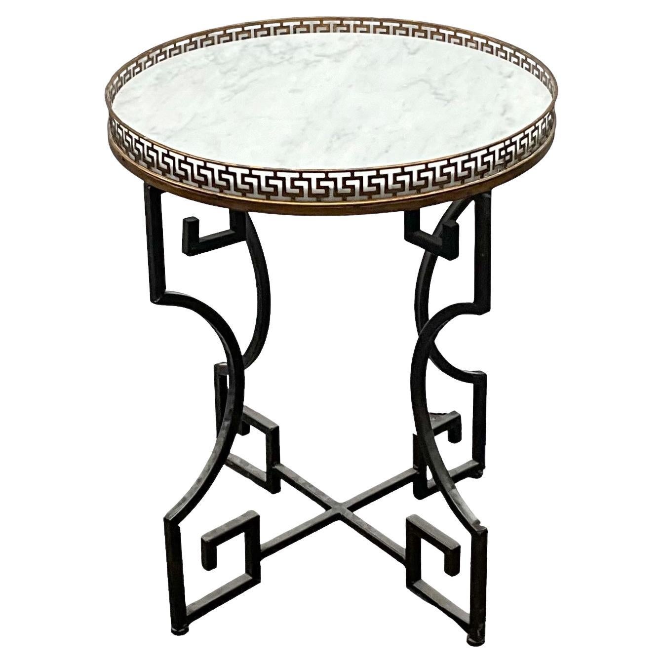Mesa auxiliar / de bebidas / de sofá de estilo neoclásico con tapa de mármol de llave griega y latón en venta