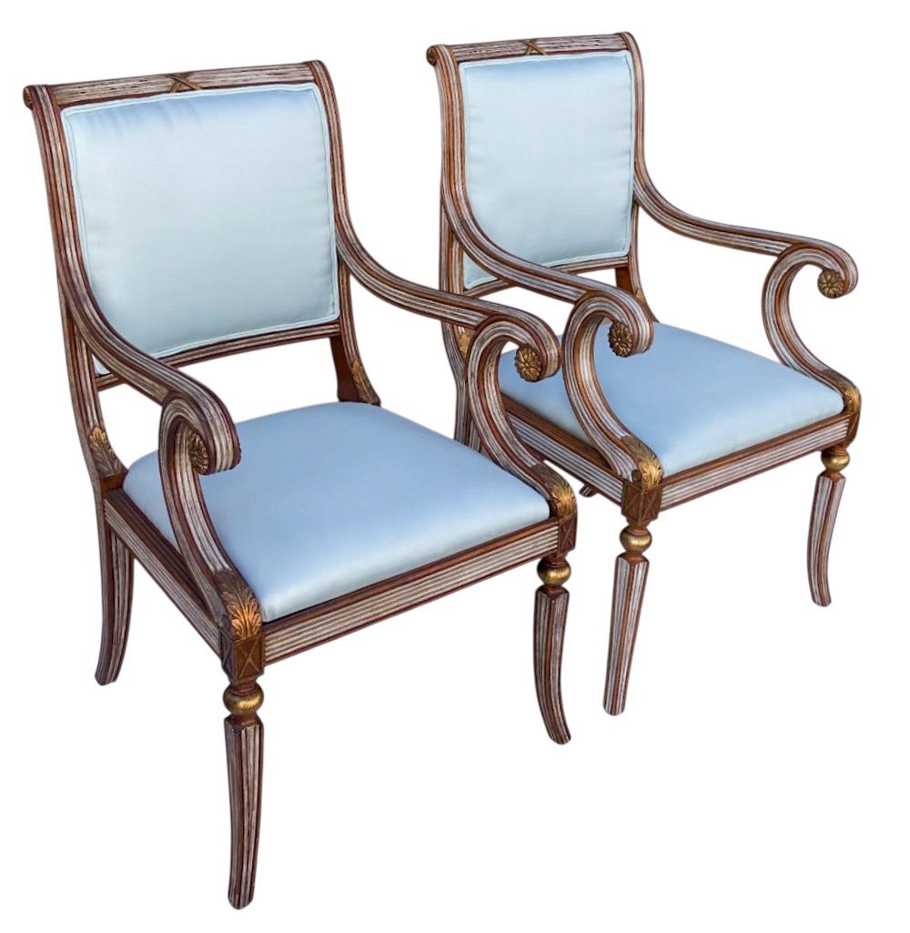 Si tratta di un set di sedie bergere in legno intagliato in stile neoclassico italiano. Hanno cornici intagliate e dipinte. La tappezzeria è una specie di miscela di tonalità di mare ed è in ottime condizioni. Non sono contrassegnati. Braccio: 26,5.