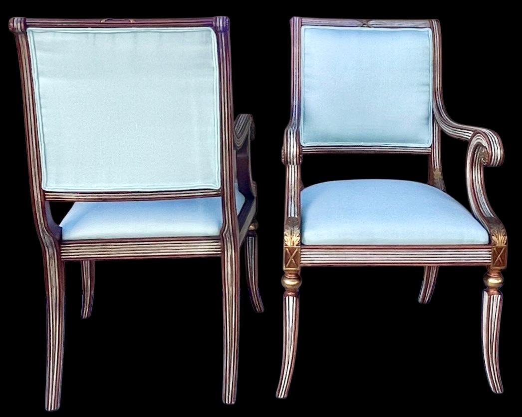 Neoclassico Sedie in stile neoclassico italiano in legno intagliato e bergere dipinte - Coppia in vendita