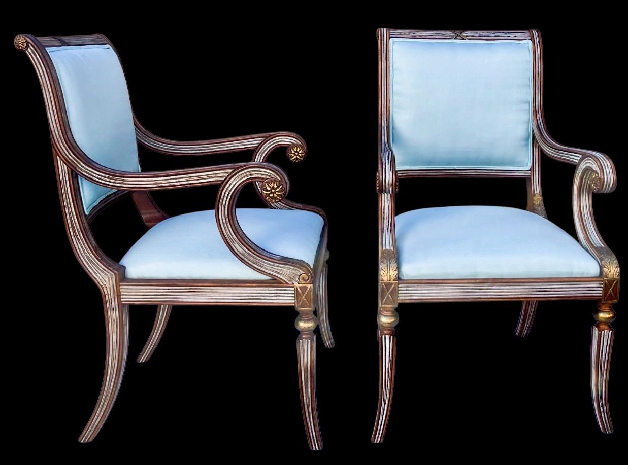 Italiano Sedie in stile neoclassico italiano in legno intagliato e bergere dipinte - Coppia in vendita