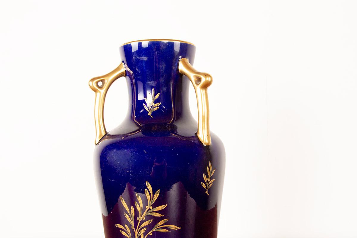 Large, neoclassical-style vase with three handles in Sèvres blue, with gilded floral motifs, very elegant and refined.
A second vase (height 33 cm) from the same manufacturer is included, its structure in excellent condition, the gilding slightly