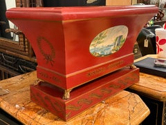 Jardinera / Cachepot / Urna de tole rojo y dorado de estilo neoclásico por Maitland-Smith