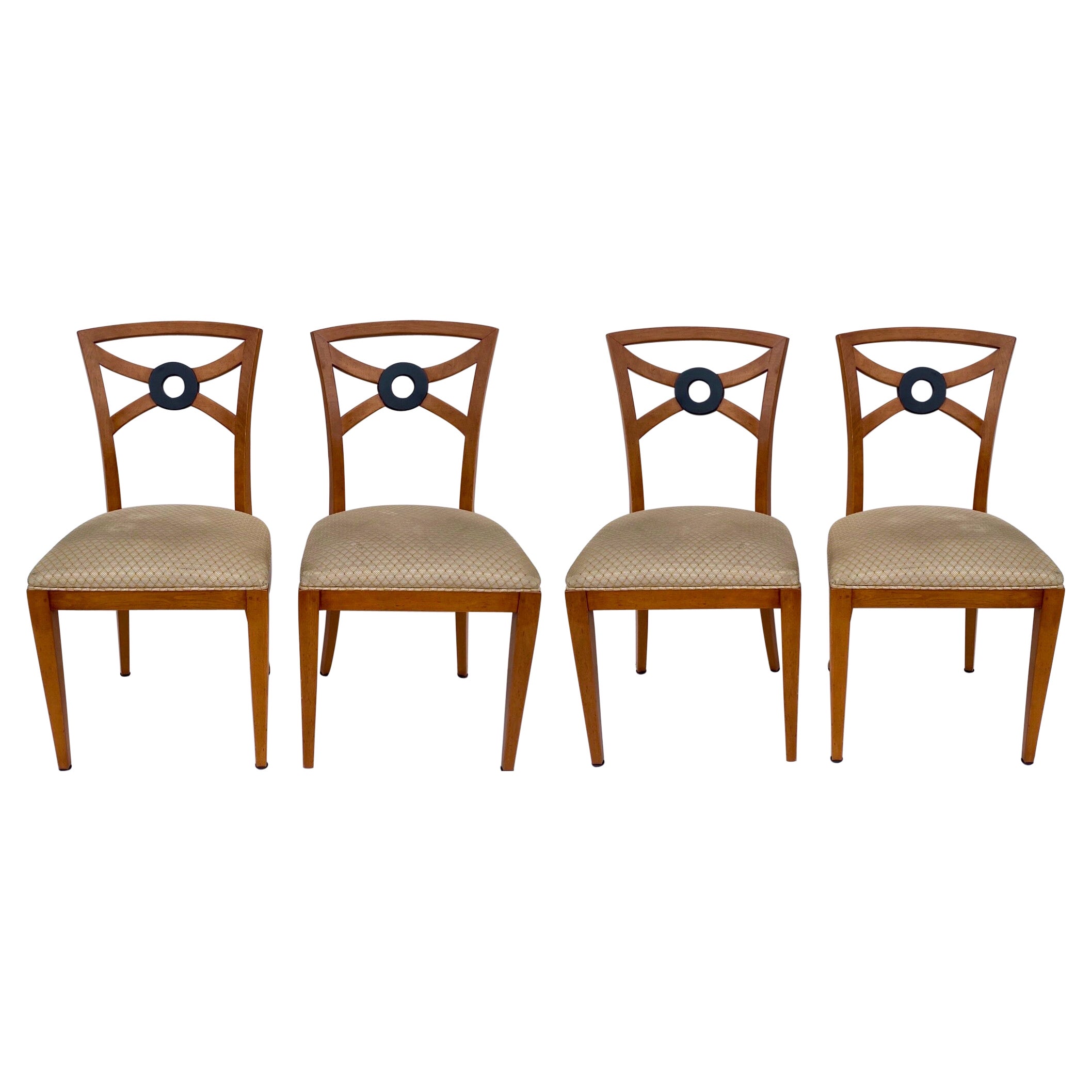 Dies ist ein hübsches Set von Beistellstühlen im neoklassischen Stil aus Satinholz von William Switzer aus Kanada. Die Rahmen sind in gutem Zustand, aber die alte Polsterung ist es nicht. Sie sind außergewöhnlich gut verarbeitet und haben eine