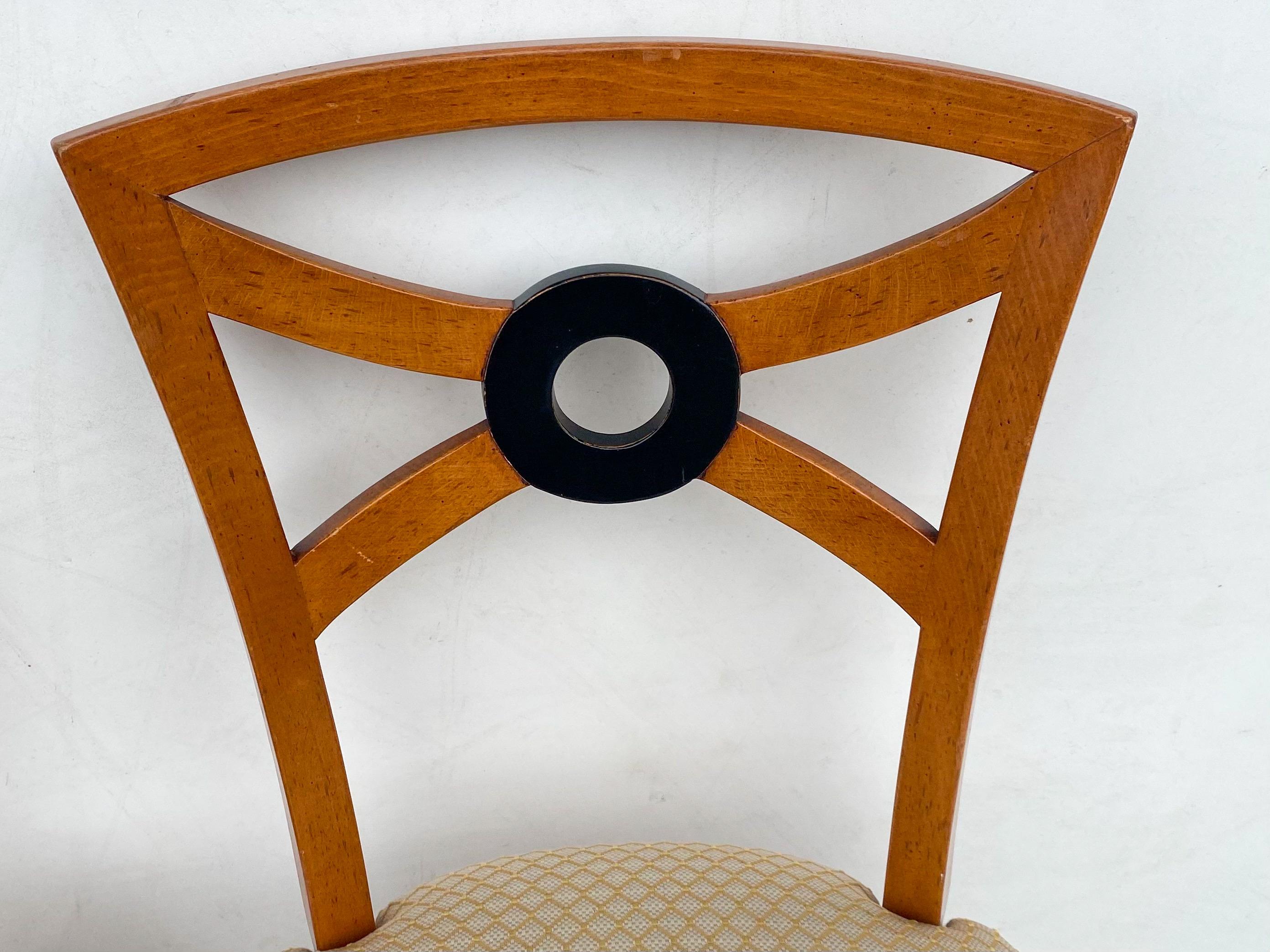 Dies ist ein hübsches Set von Beistellstühlen im neoklassischen Stil aus Satinholz von William Switzer aus Kanada. Die Rahmen sind in gutem Zustand, aber die alte Polsterung ist es nicht. Sie sind außergewöhnlich gut verarbeitet und haben eine