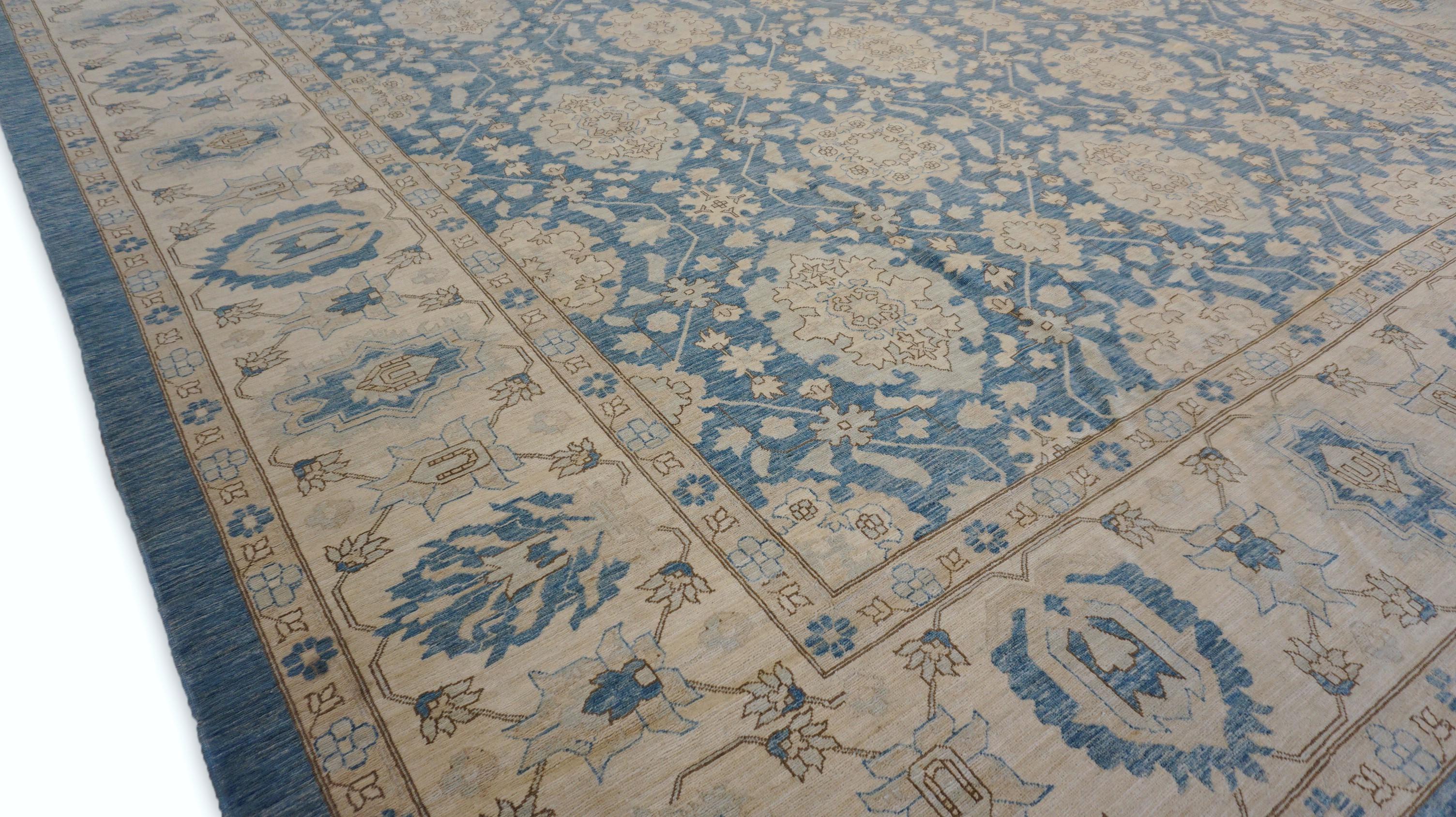 Pakistano Neo-Classical Tabriz Pattern Blue and Ivory Wool Rug 12'4''x17'9'' in vendita