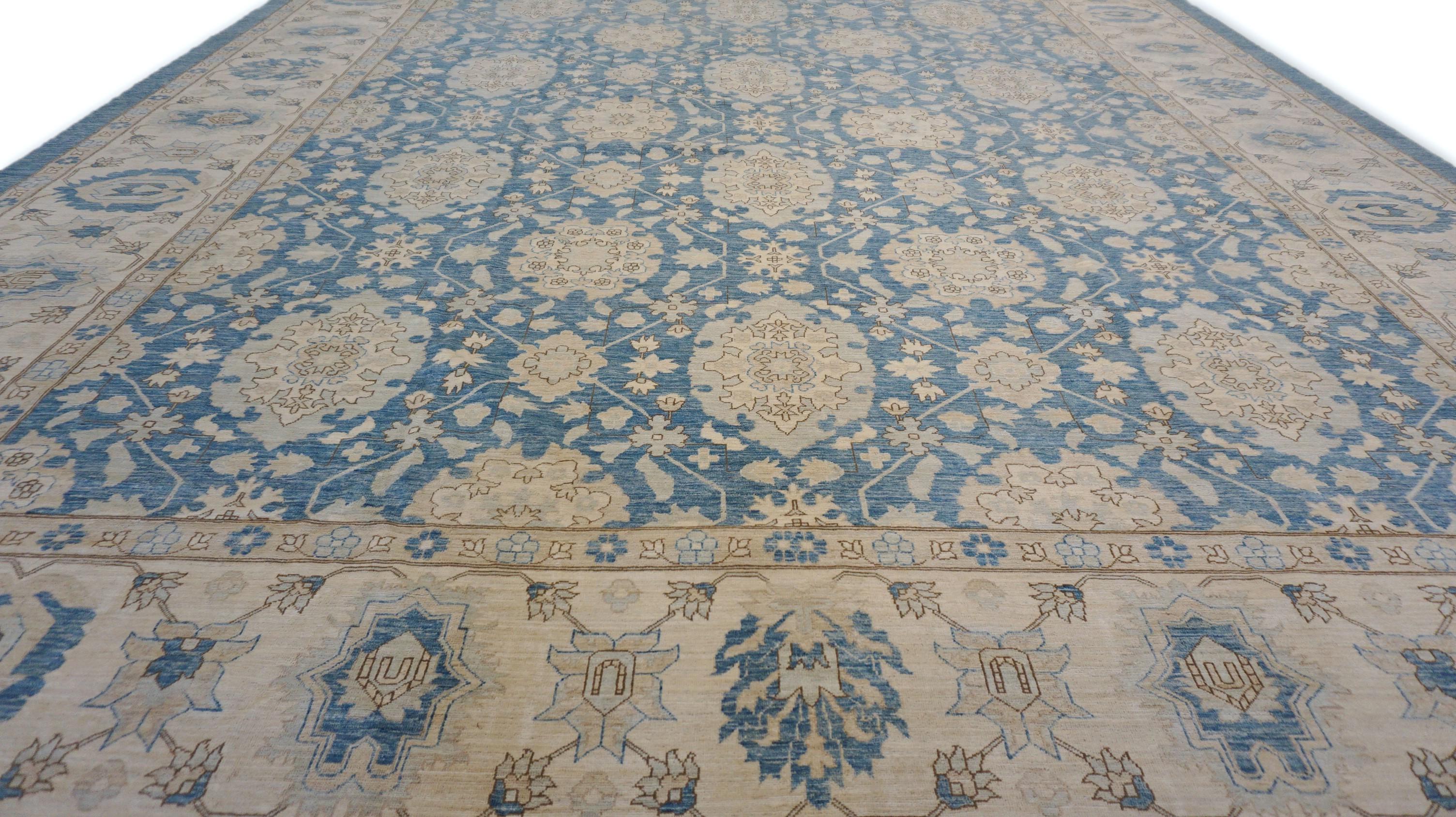 Annodato a mano Neo-Classical Tabriz Pattern Blue and Ivory Wool Rug 12'4''x17'9'' in vendita