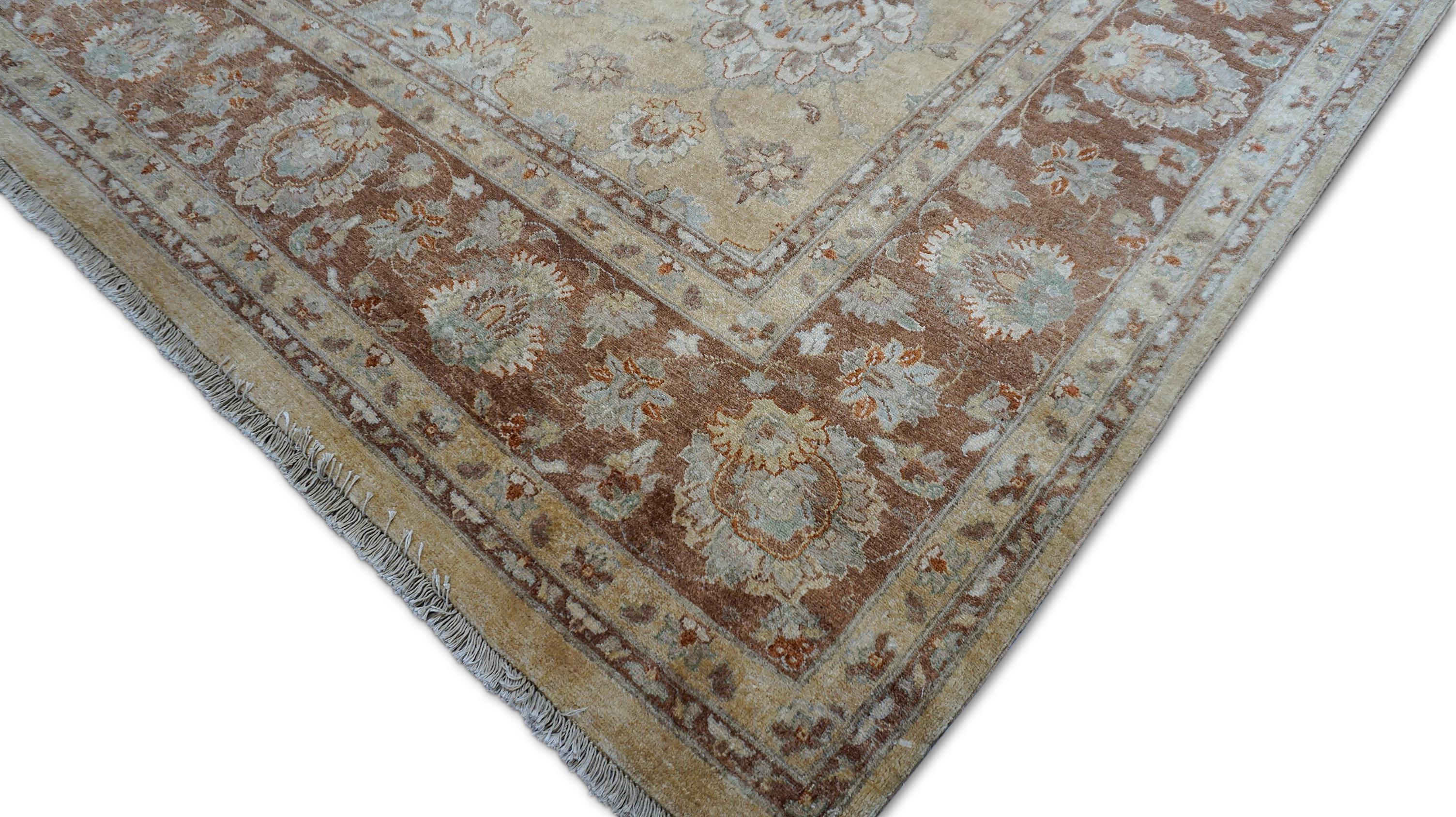 Neo-Classical Tan with Camel and Chestnut Border Wool Rug 8'11''x12'2'' Neuf - En vente à Torrance, CA
