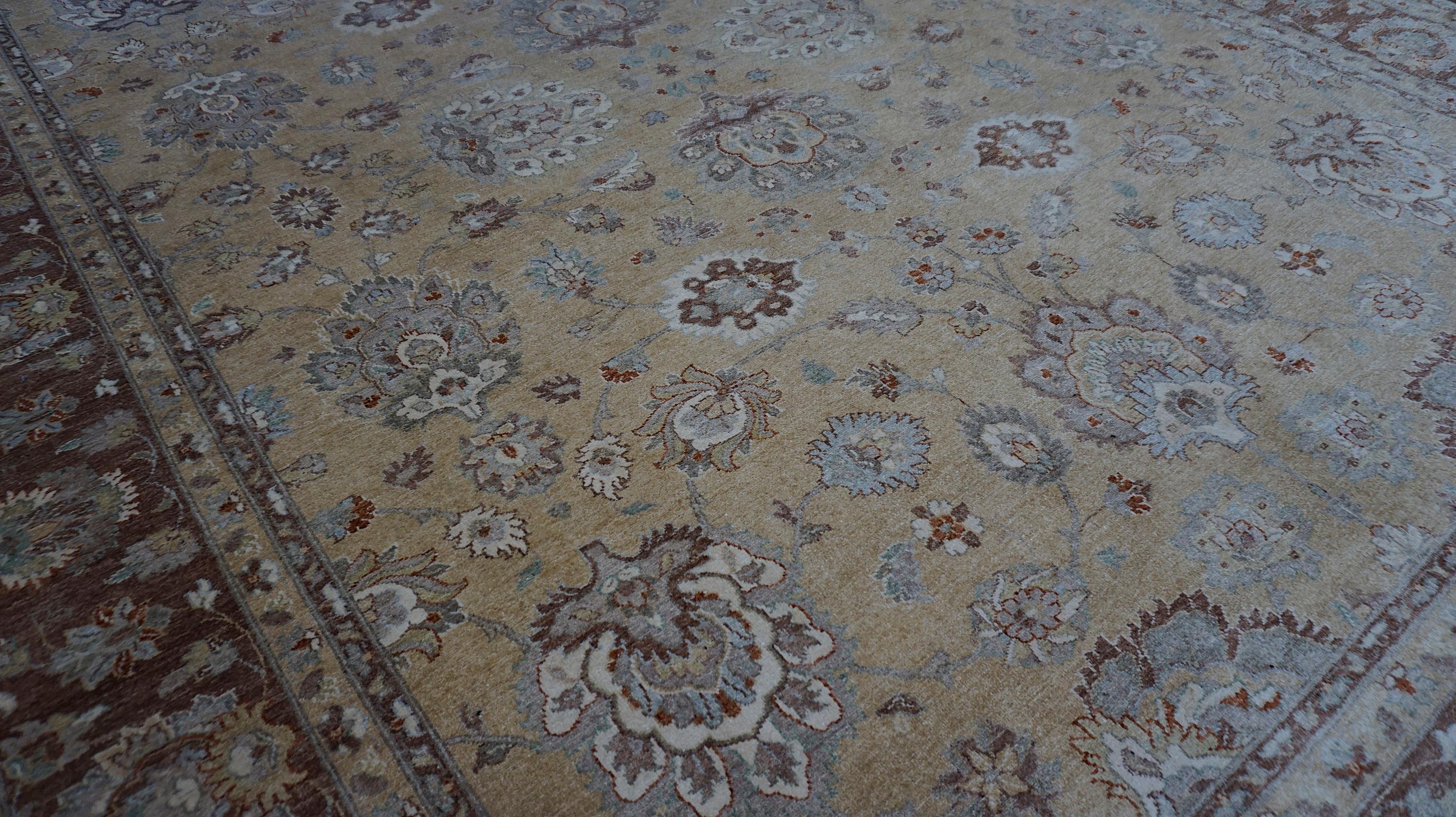 XXIe siècle et contemporain Neo-Classical Tan with Camel and Chestnut Border Wool Rug 8'11''x12'2'' en vente