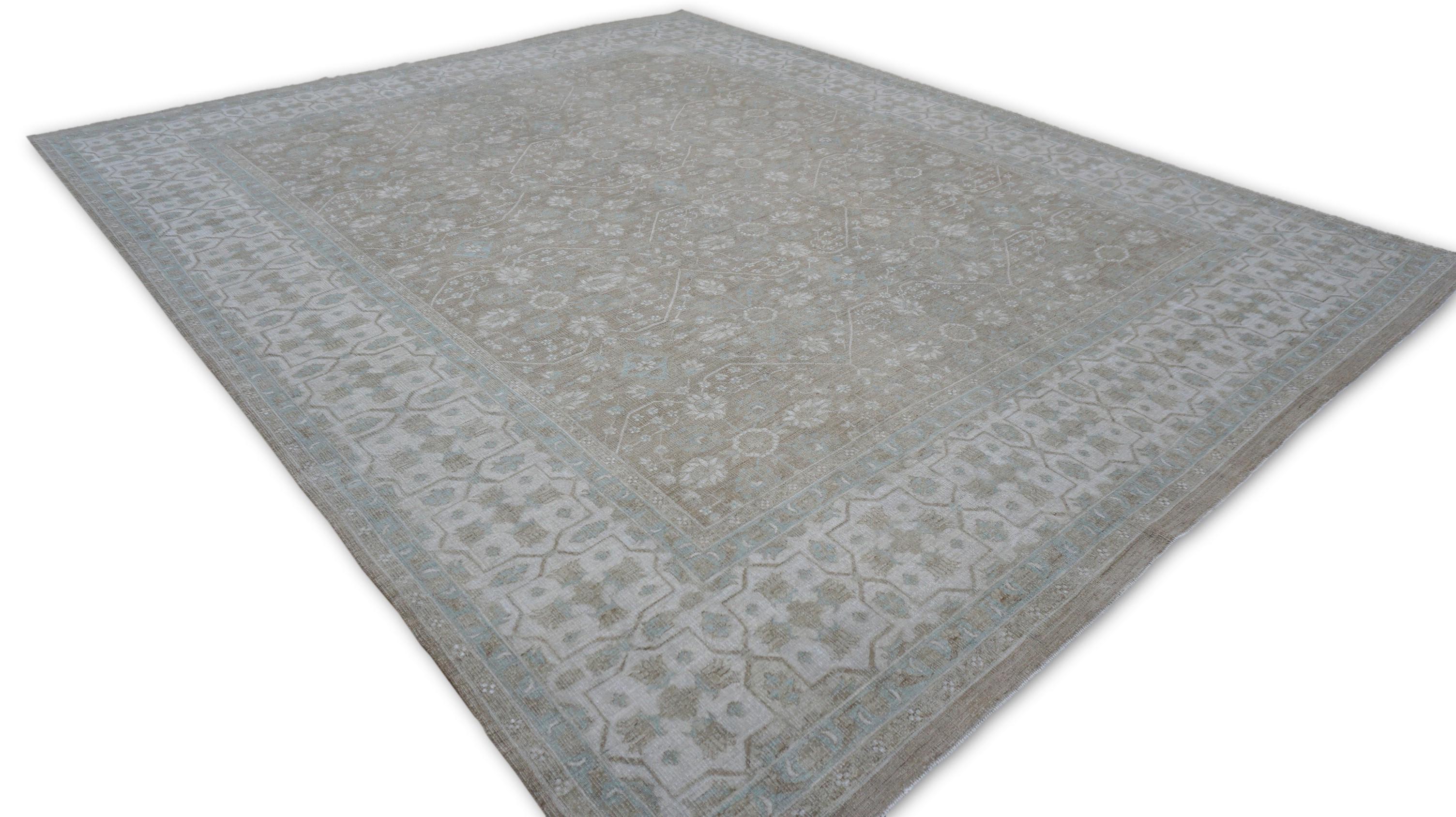 Esta excepcional alfombra de lana anudada a mano está tejida en el venerado estilo Oushak, inspirado originalmente en las antiguas alfombras de Anatolia occidental. Cuidadosamente elaborada por maestros artesanos, está hecha con lana hilada a mano