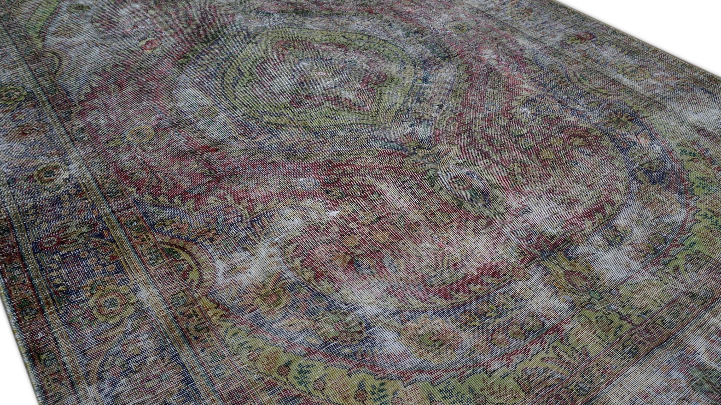 Esta alfombra de lana anudada a mano es una cautivadora mezcla de elegancia y arte tradicional. Esta alfombra presenta un gran medallón central rodeado de un intrincado campo de flores y palmeras. La composición se suaviza con un acabado