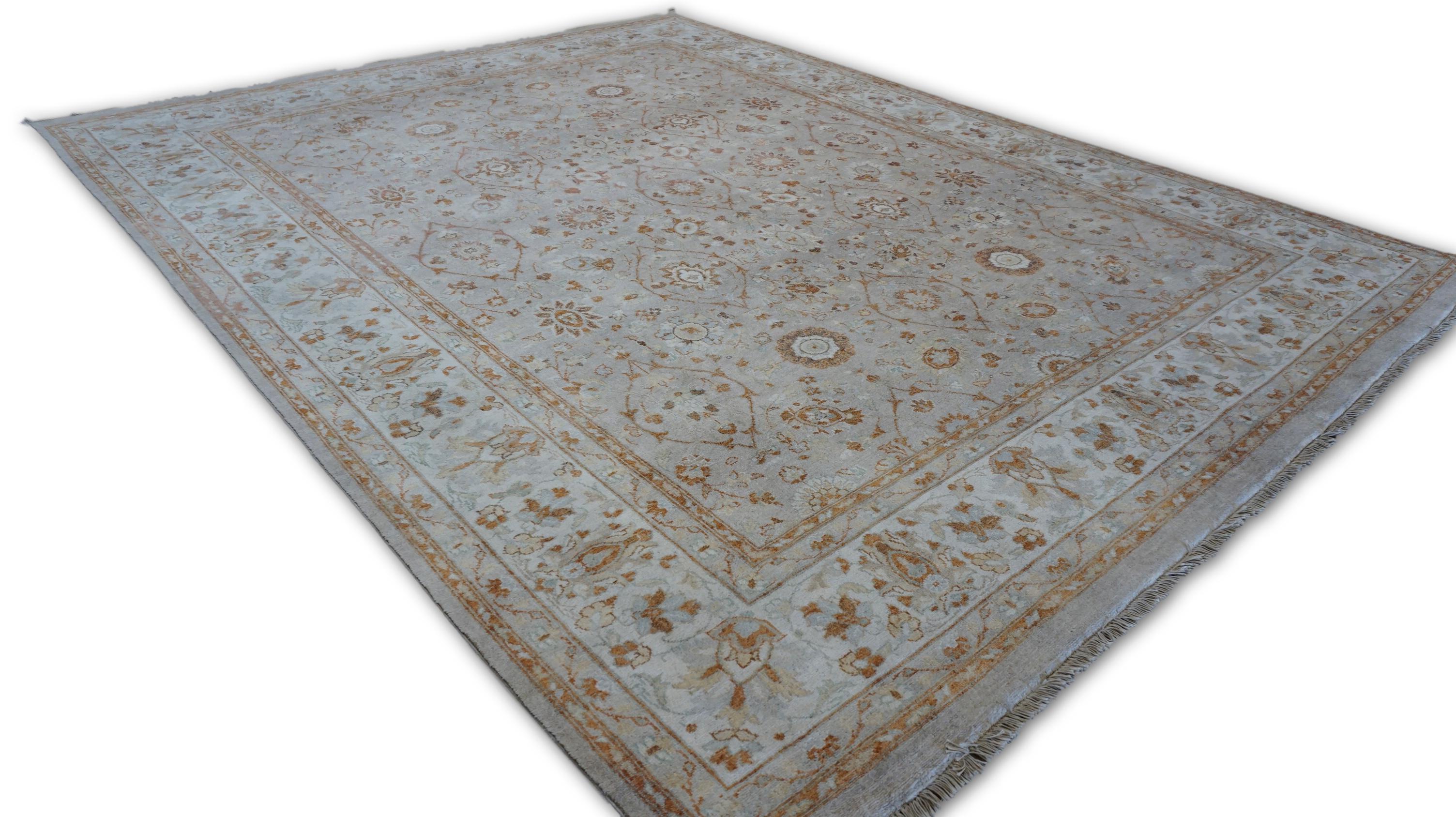 Tapis en laine Neo Classical Warm Neutral with Rust 7'9''x10'' (Neo classique, chaud et neutre avec rouille) en vente 4