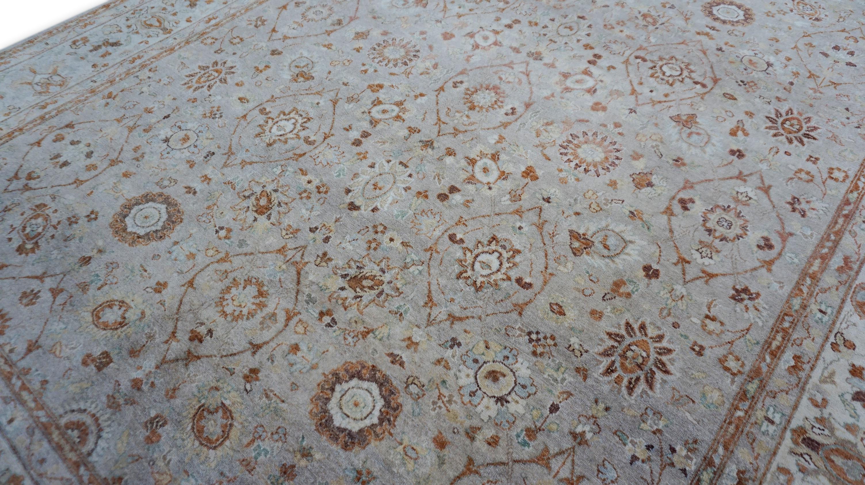 Ce tapis en laine Sultanabad noué à la main est une réinterprétation raffinée de motifs persans classiques datant de la fin du XIXe siècle. Inspiré des tapis anciens tissés dans la ville de Sultanabad, ce tapis fait le lien entre l'élégance