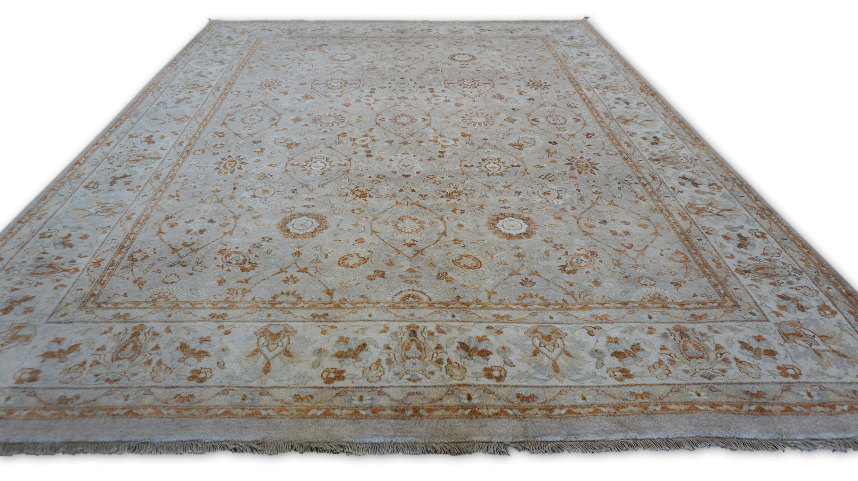 Pakistanais Tapis en laine Neo Classical Warm Neutral with Rust 7'9''x10'' (Neo classique, chaud et neutre avec rouille) en vente