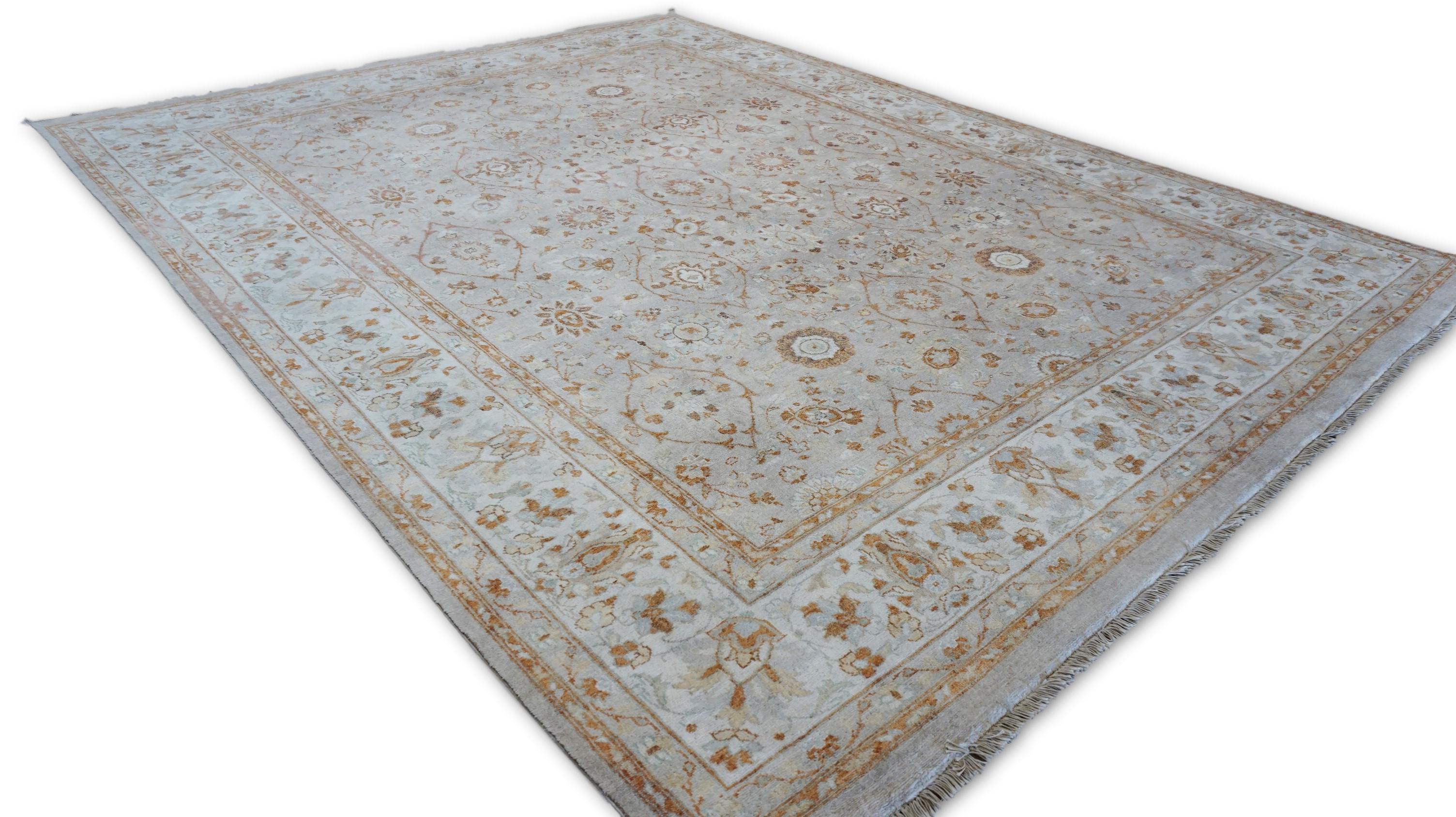 Noué à la main Tapis en laine Neo Classical Warm Neutral with Rust 7'9''x10'' (Neo classique, chaud et neutre avec rouille) en vente