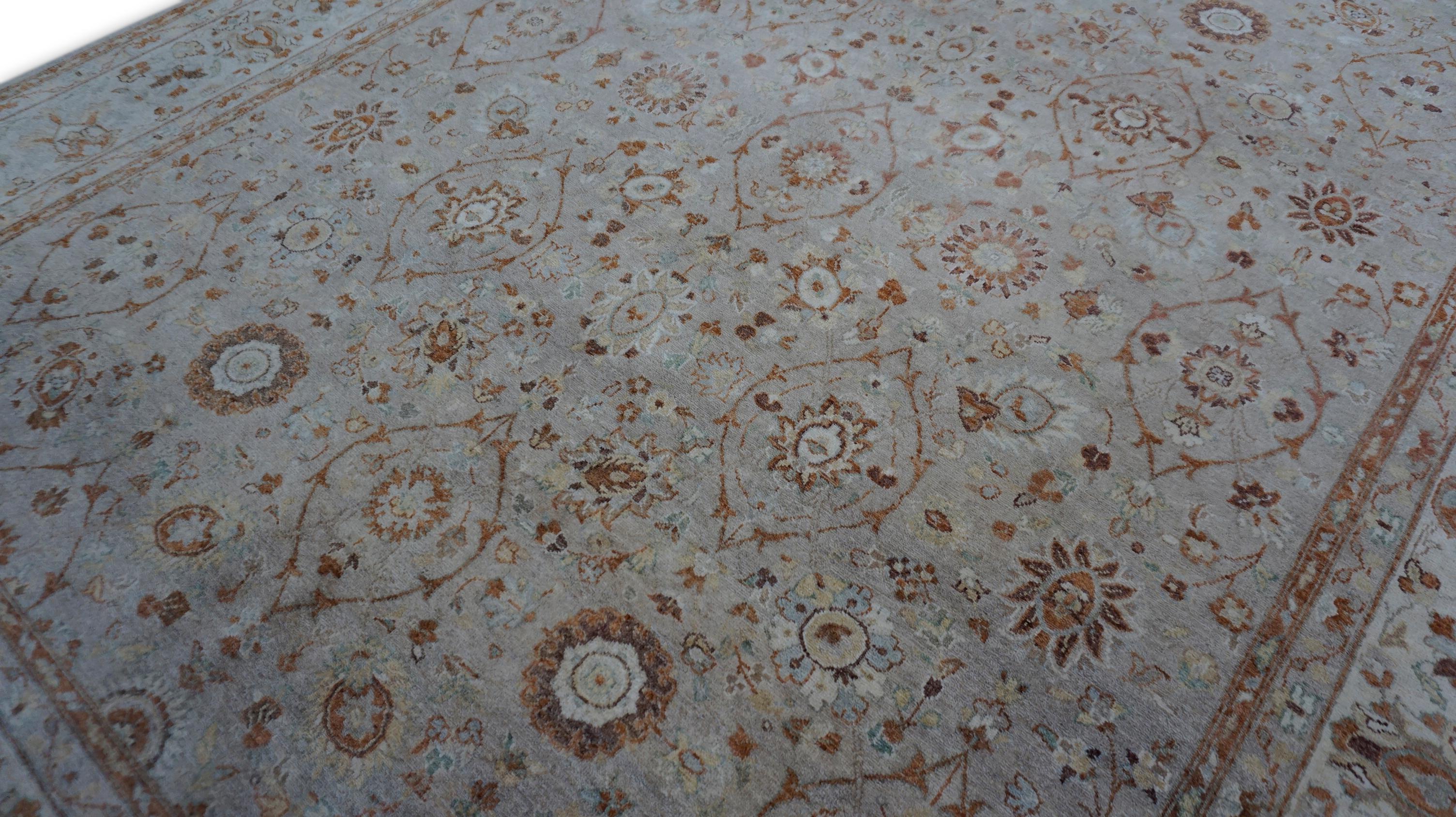 Tapis en laine Neo Classical Warm Neutral with Rust 7'9''x10'' (Neo classique, chaud et neutre avec rouille) en vente 1