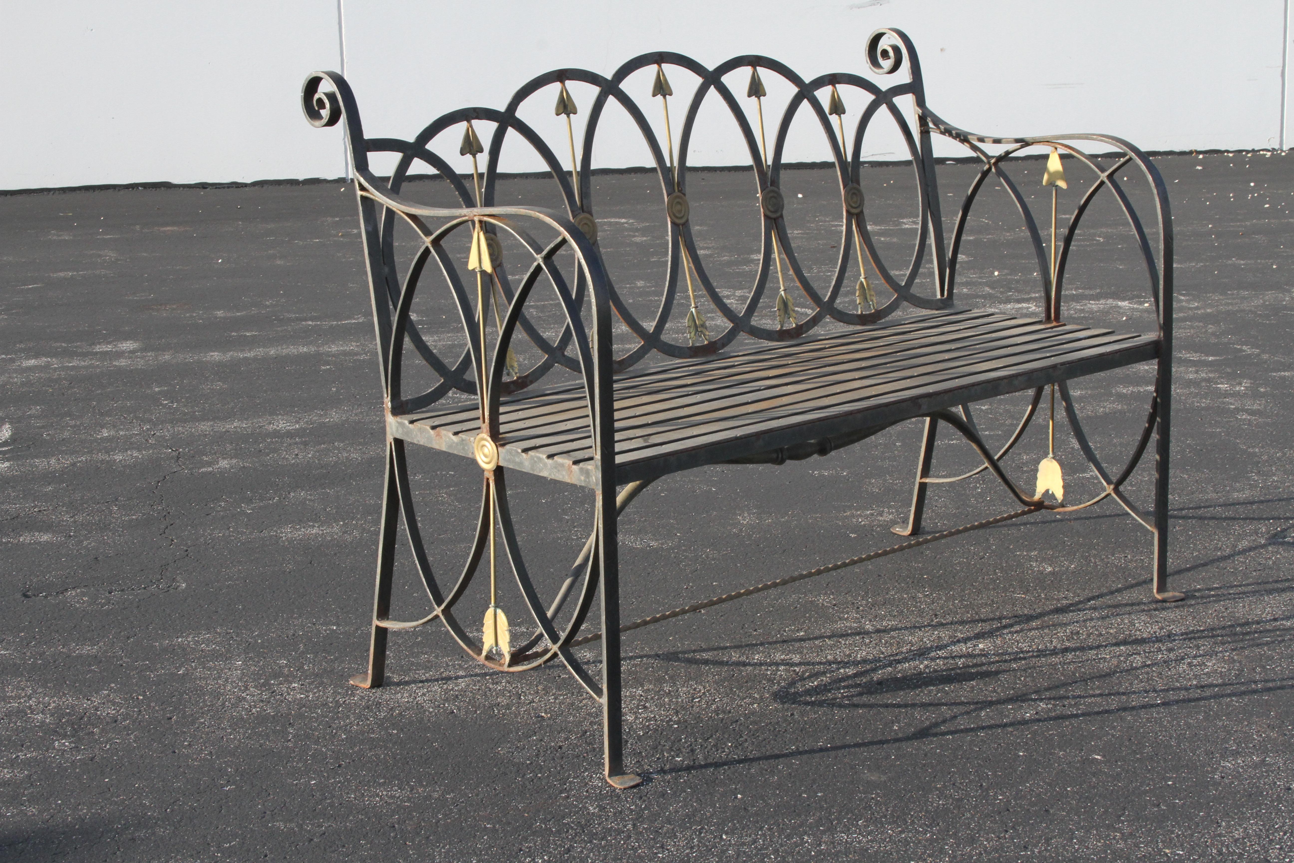 Banc ou banquette de jardin néo-classique en fer forgé avec flèches stylisées en vente 3