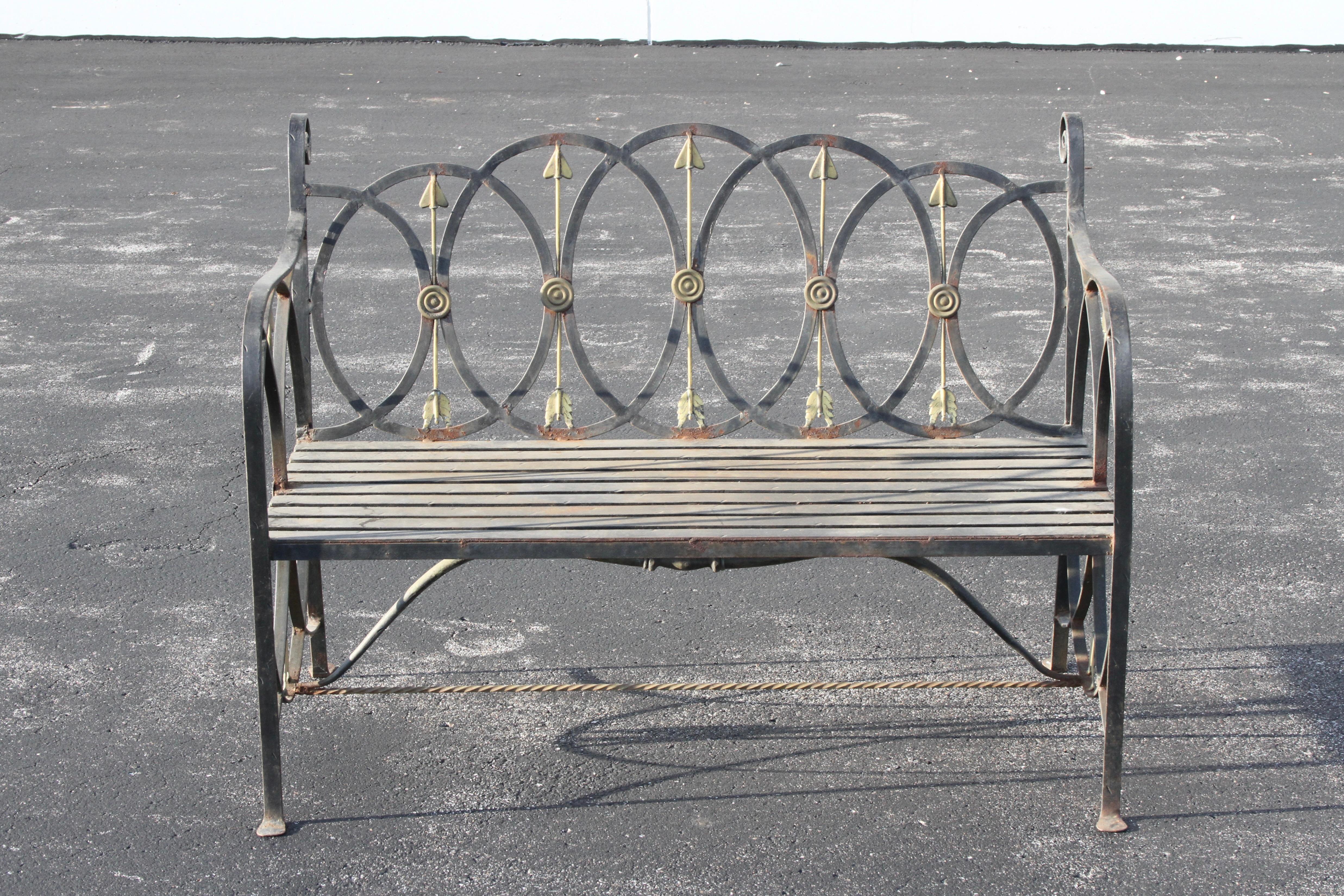 Banc ou banquette de jardin néo-classique en fer forgé avec flèches stylisées en vente 10