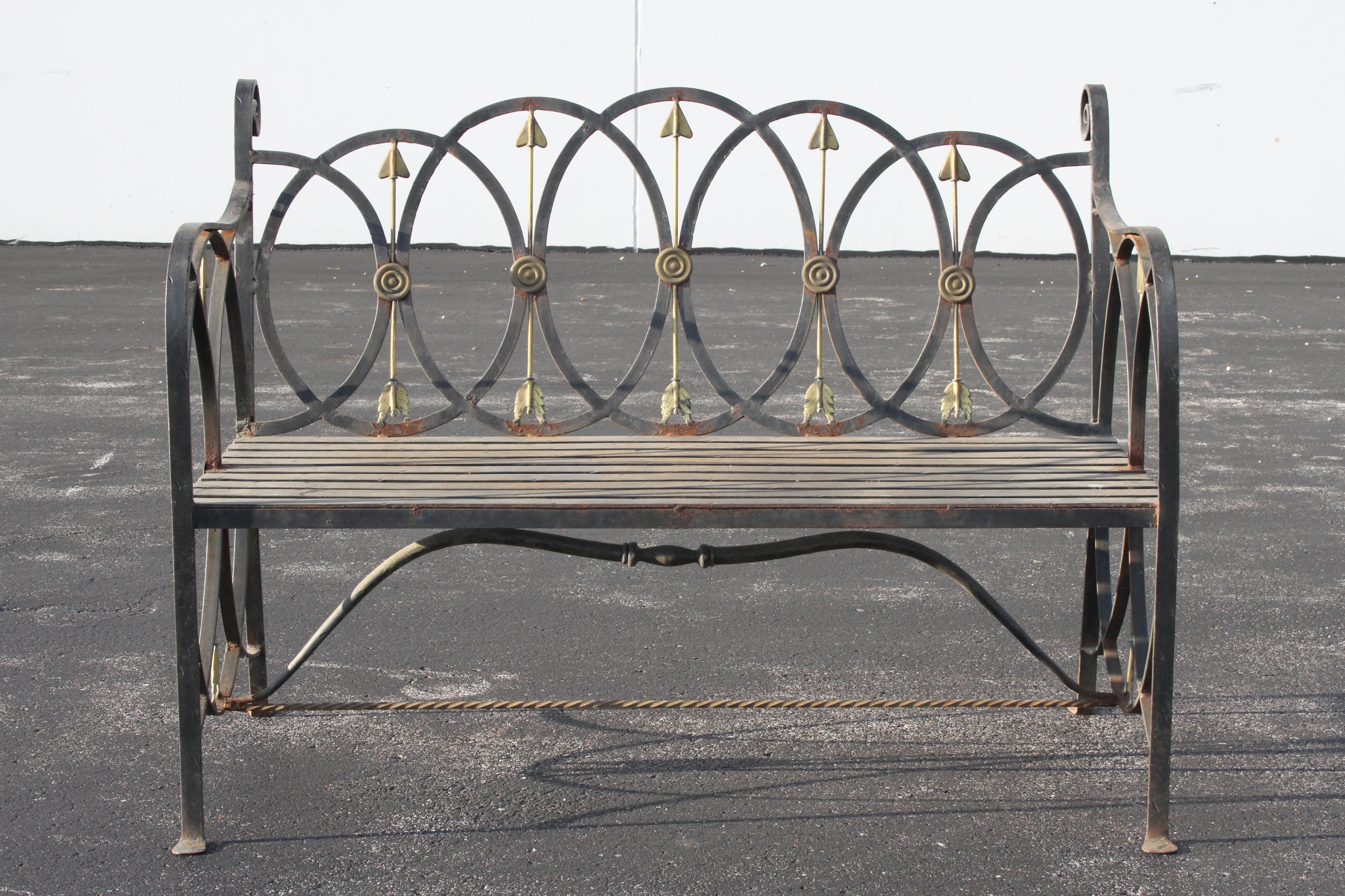 Banc ou banquette de jardin néo-classique en fer forgé avec flèches stylisées Bon état - En vente à St. Louis, MO