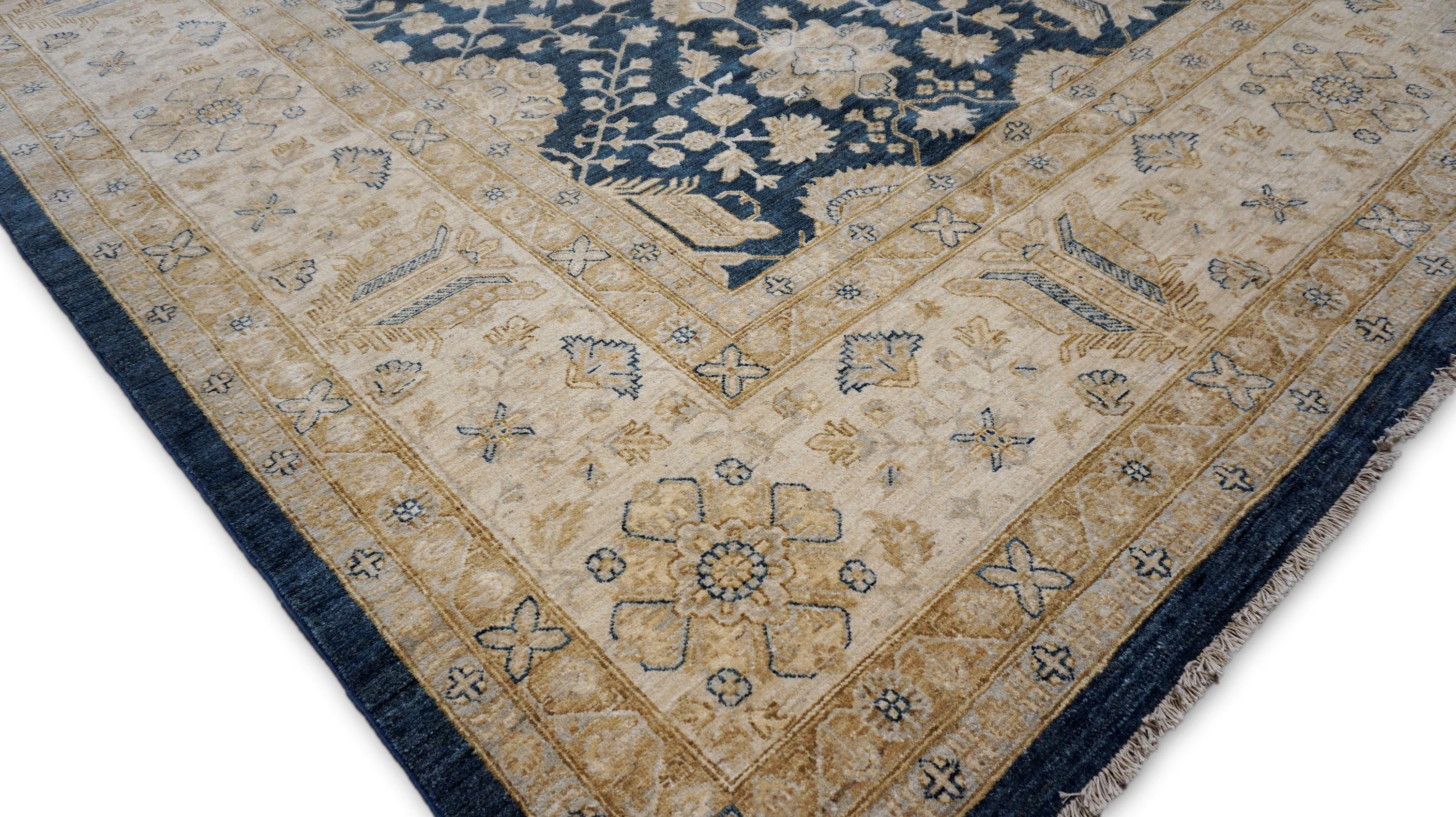 Dieser exquisite, handgeknüpfte Wollteppich ist eine raffinierte Interpretation des klassischen Ziegler-Stils mit einem auffälligen marineblauen Feld, das mit einem komplizierten floralen Allover-Muster in Elfenbein- und Beigetönen verziert ist. Das