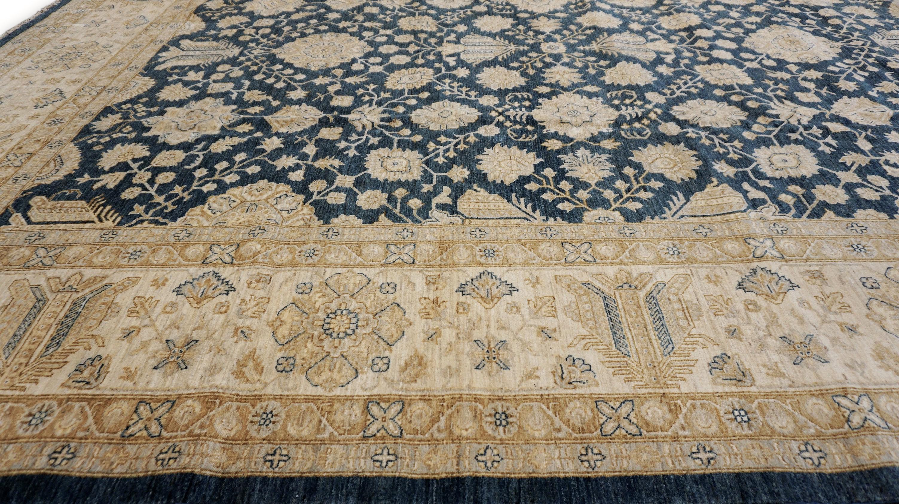 Neoklassizistischer Wollteppich mit Zigler-Muster in Blau und Gold und Beige 12'1''x15'3'' (Pakistanisch) im Angebot