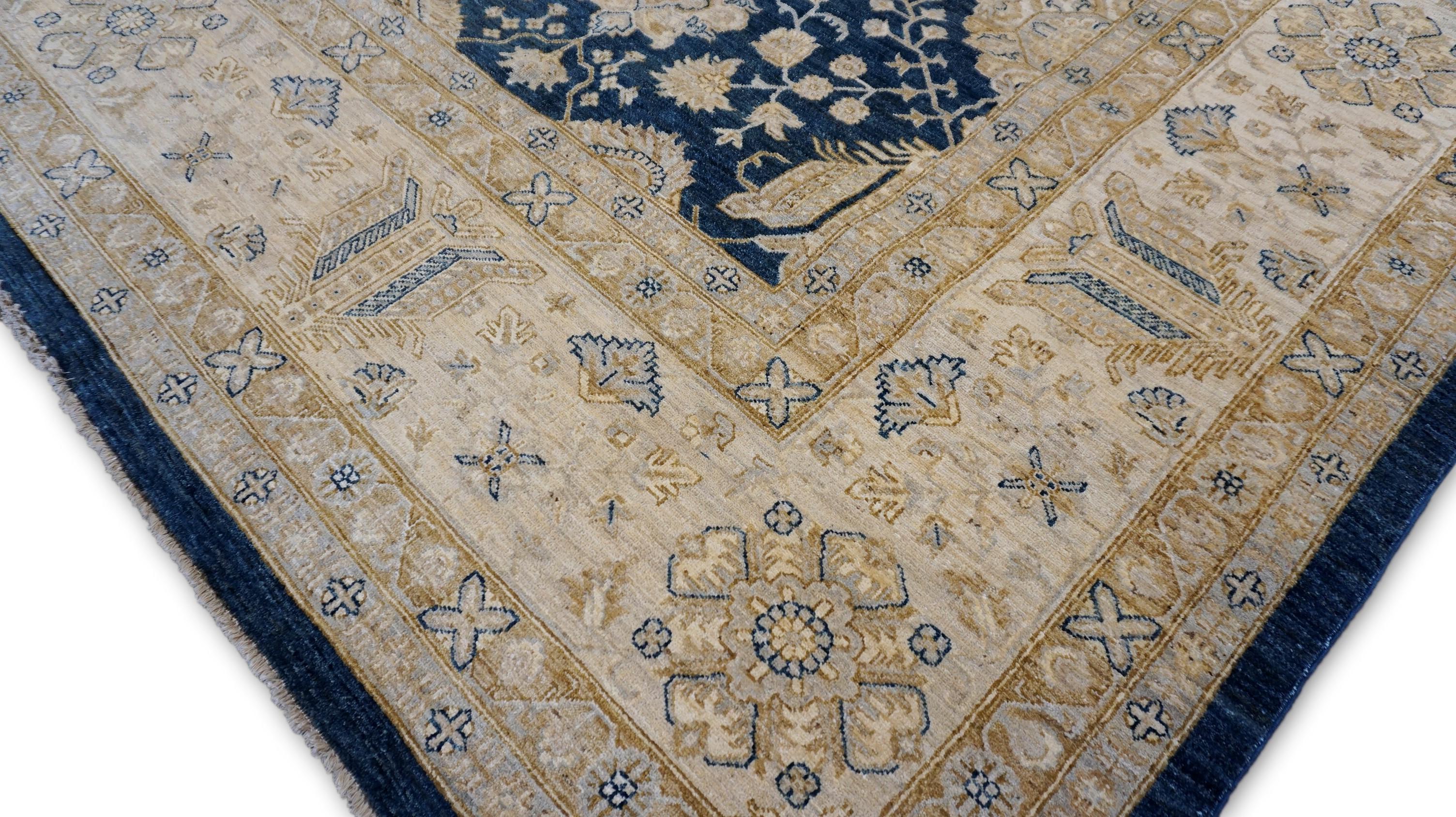 Neoklassizistischer Wollteppich mit Zigler-Muster in Blau und Gold und Beige 12'1''x15'3'' (Wolle) im Angebot