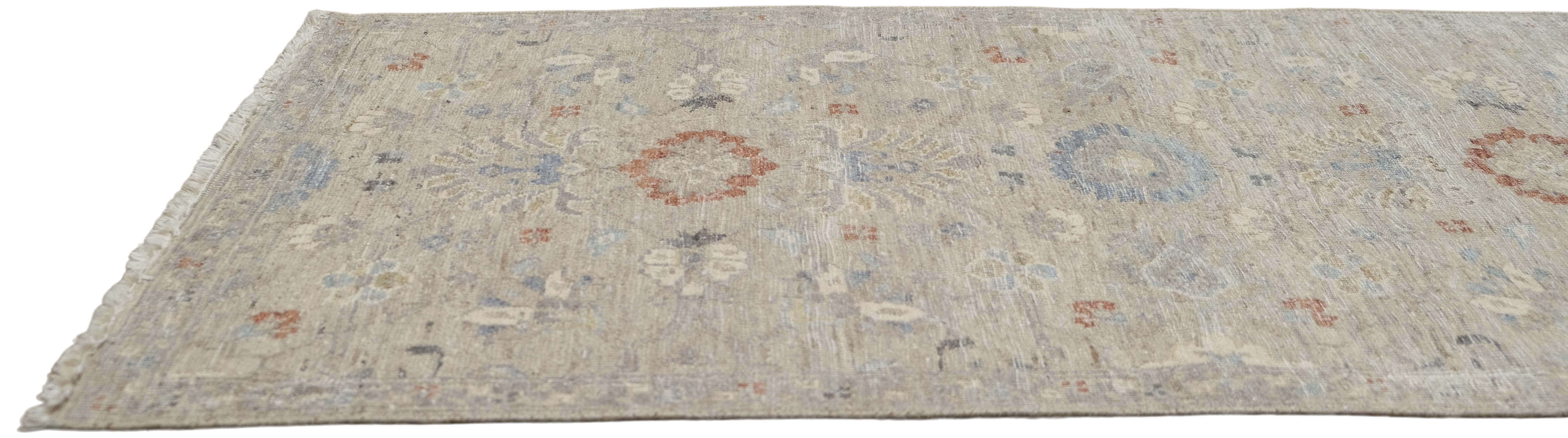 Neoclassico Runner in lana neo-classico beige con motivi blu e arancione bruciato 2'6''x13'8'' in vendita