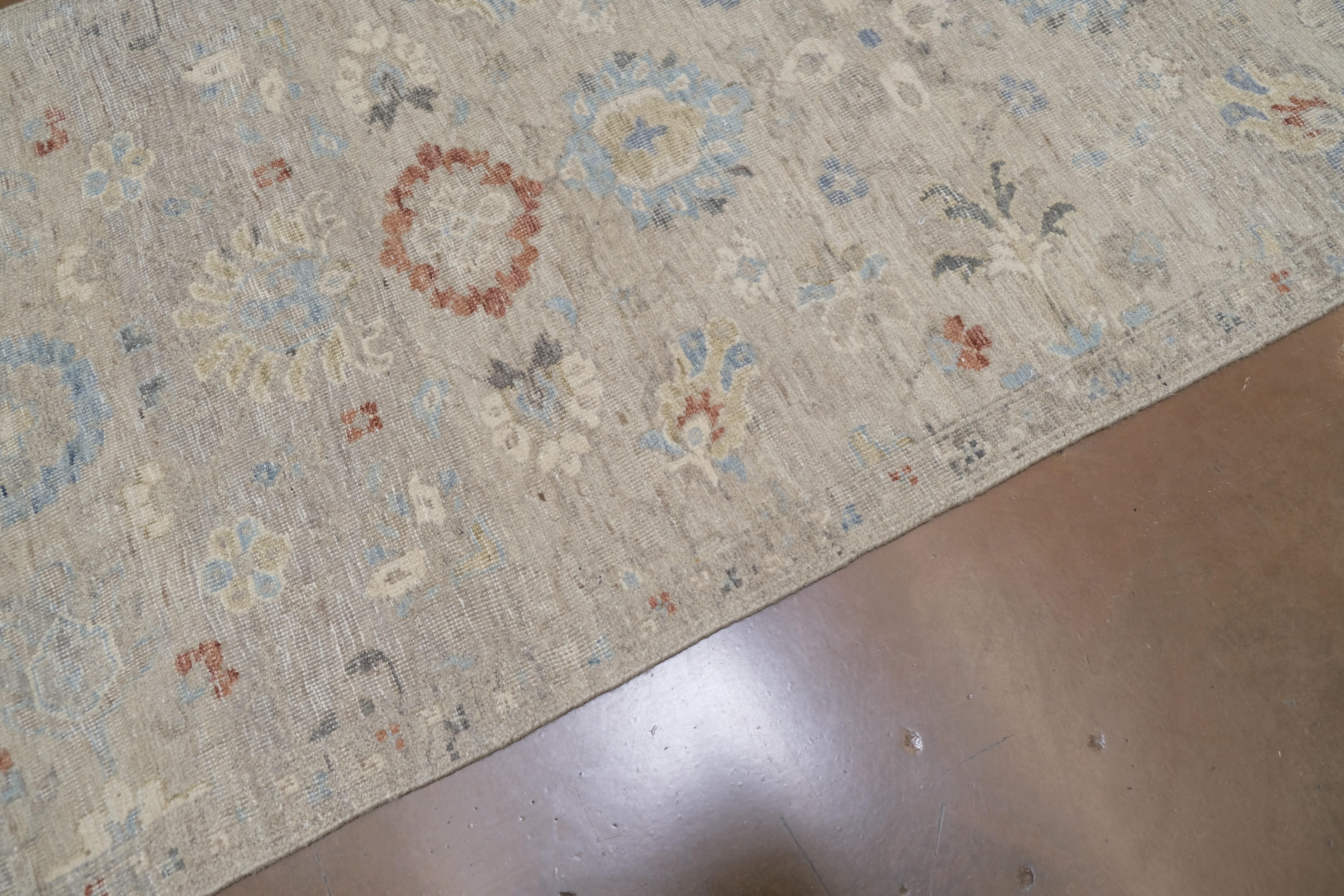 Asiatico Runner in lana neo-classico beige con motivi blu e arancione bruciato 2'6''x13'8'' in vendita