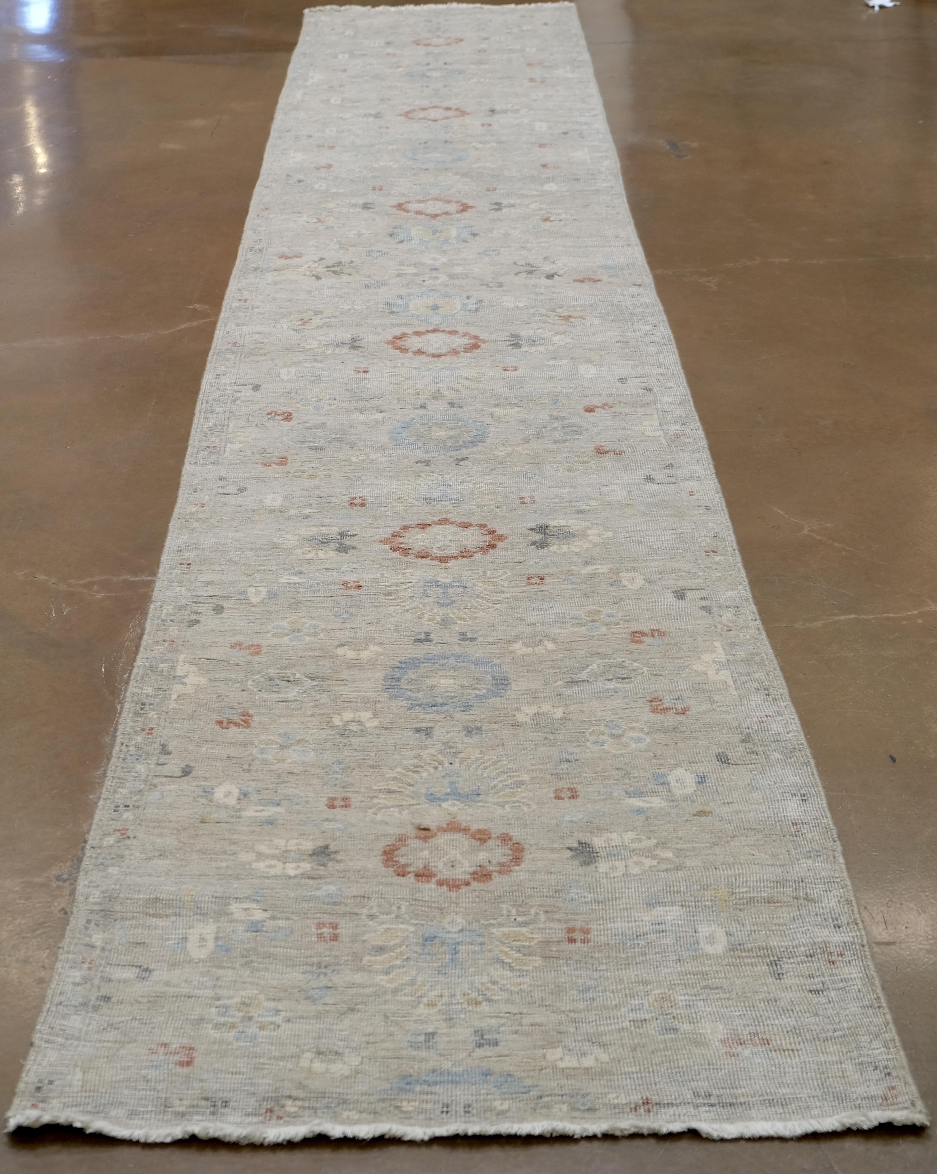 Annodato a mano Runner in lana neo-classico beige con motivi blu e arancione bruciato 2'6''x13'8'' in vendita