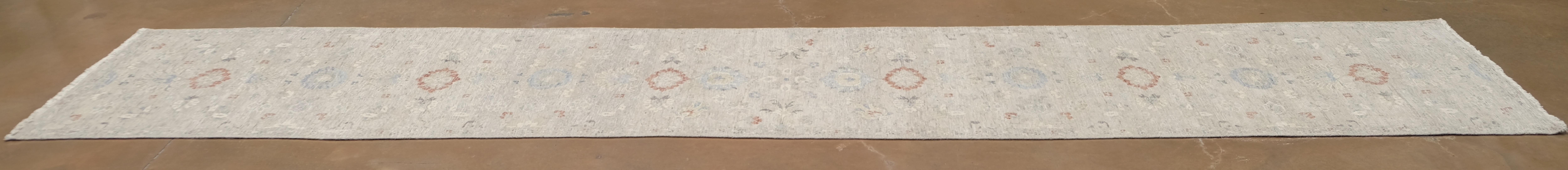 Runner in lana neo-classico beige con motivi blu e arancione bruciato 2'6''x13'8'' In condizioni Nuovo in vendita a Torrance, CA