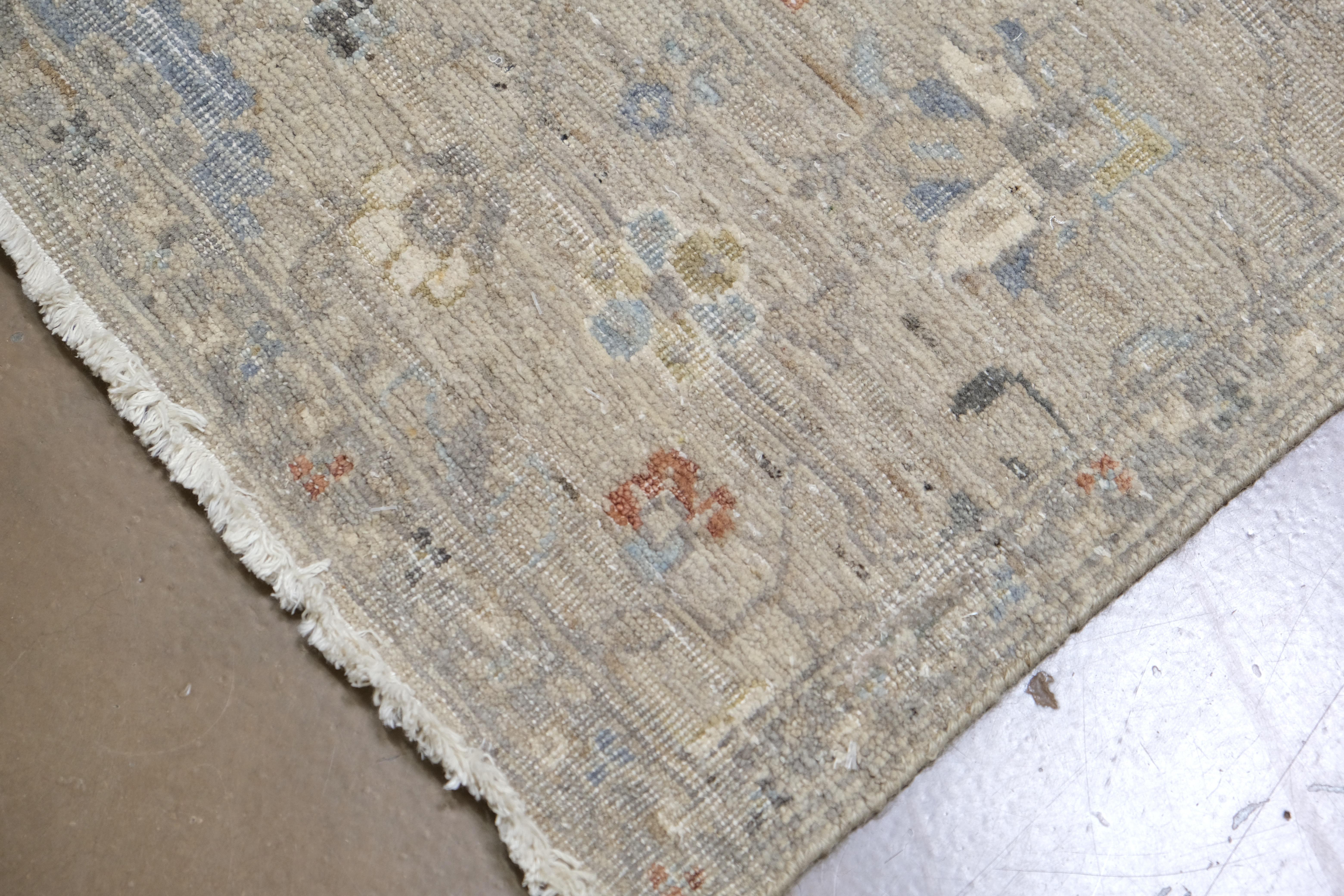 XXI secolo e contemporaneo Runner in lana neo-classico beige con motivi blu e arancione bruciato 2'6''x13'8'' in vendita