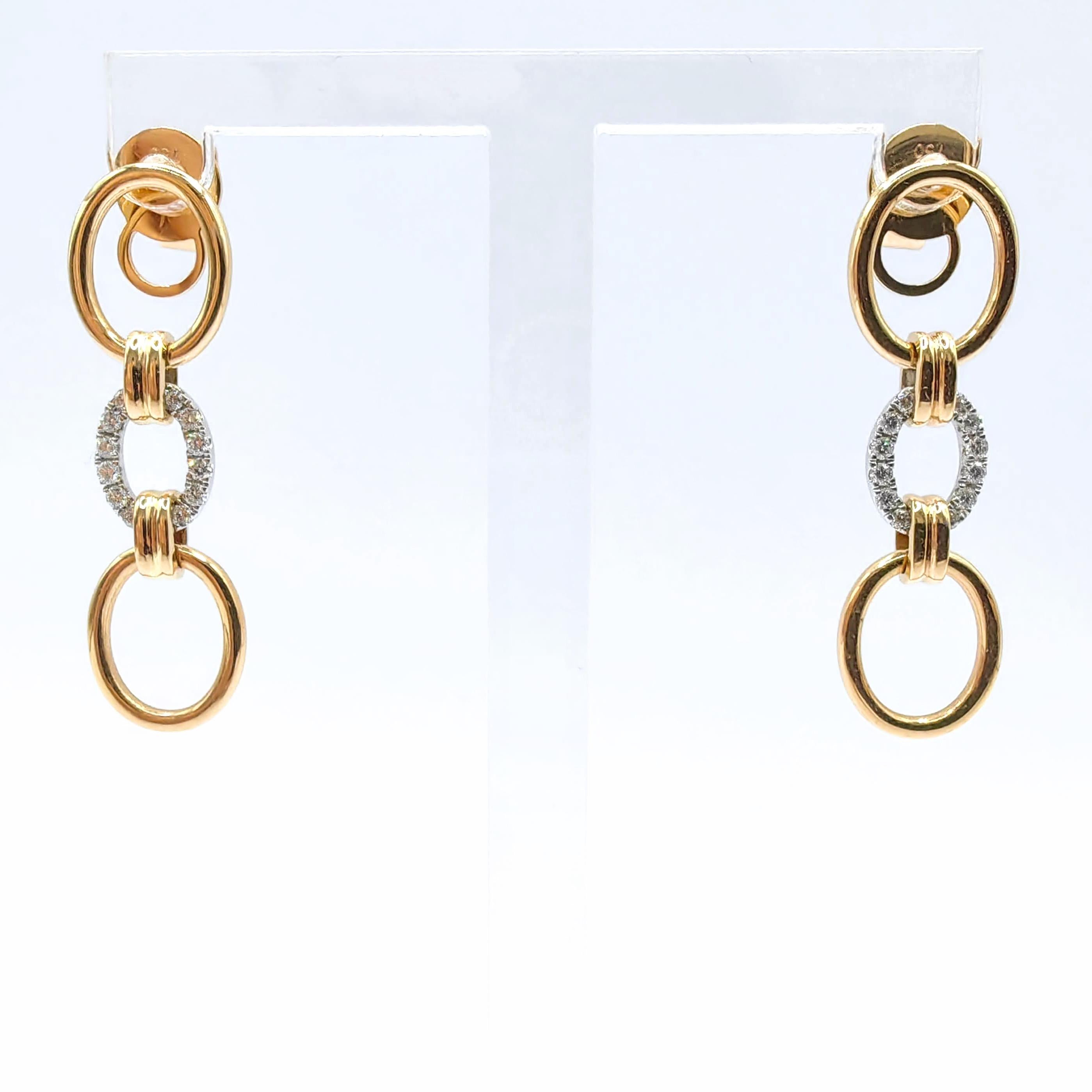 L'élégance architecturale rencontre le luxe contemporain dans ces boucles d'oreilles gouttes d'inspiration néo-déco. Méticuleusement fabriquées dans une combinaison frappante d'or rose et d'or blanc 18 carats, ces boucles d'oreilles sophistiquées