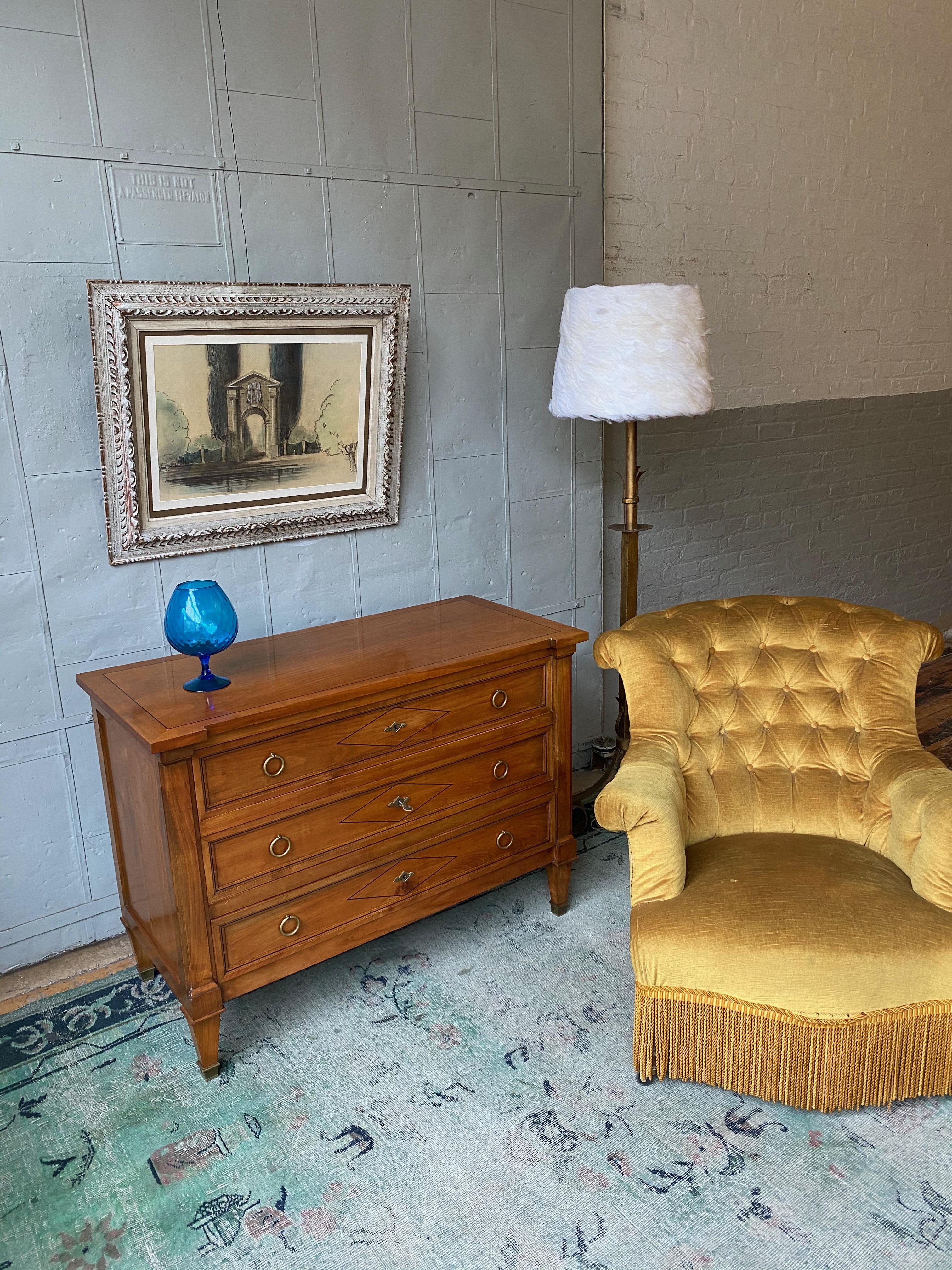 French 1940s Directoire Style Fruitwood Chest of Drawers In Good Condition For Sale In Buchanan, NY