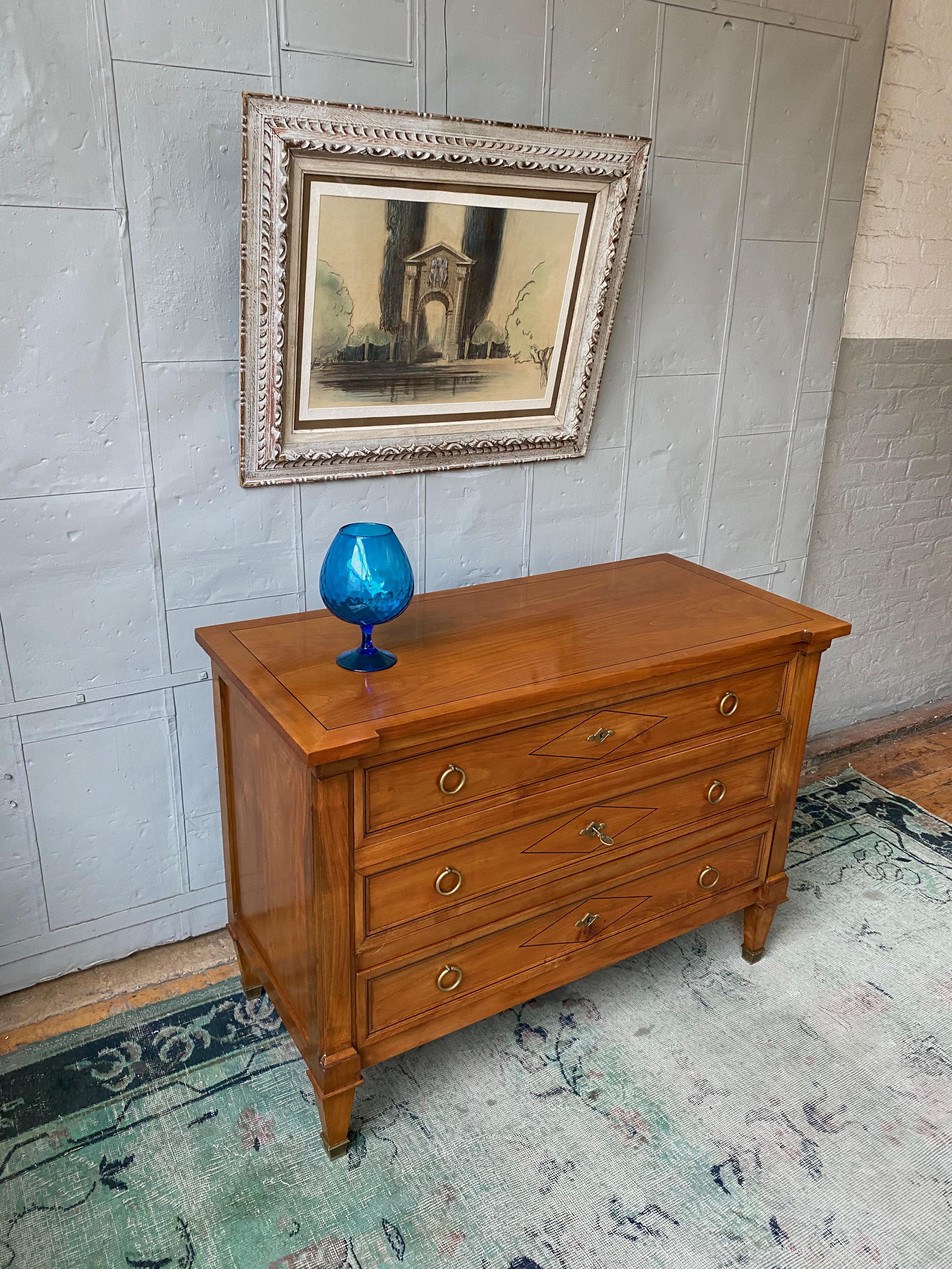 Marqueterie Cassettiera francese in stile Directoire degli anni '40 in legno di frutto in vendita