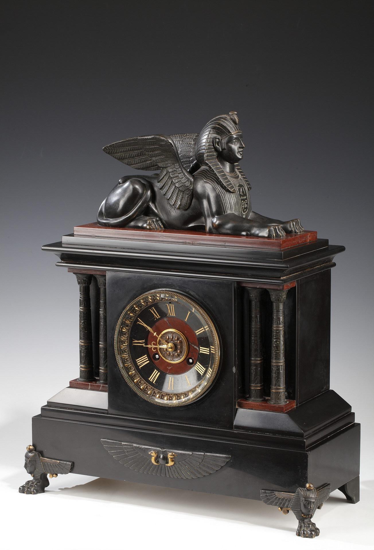 Néo-égyptien Horloge néo-égyptienne en bronze et marbre attribuée à G. Servant, France, vers 1870 en vente