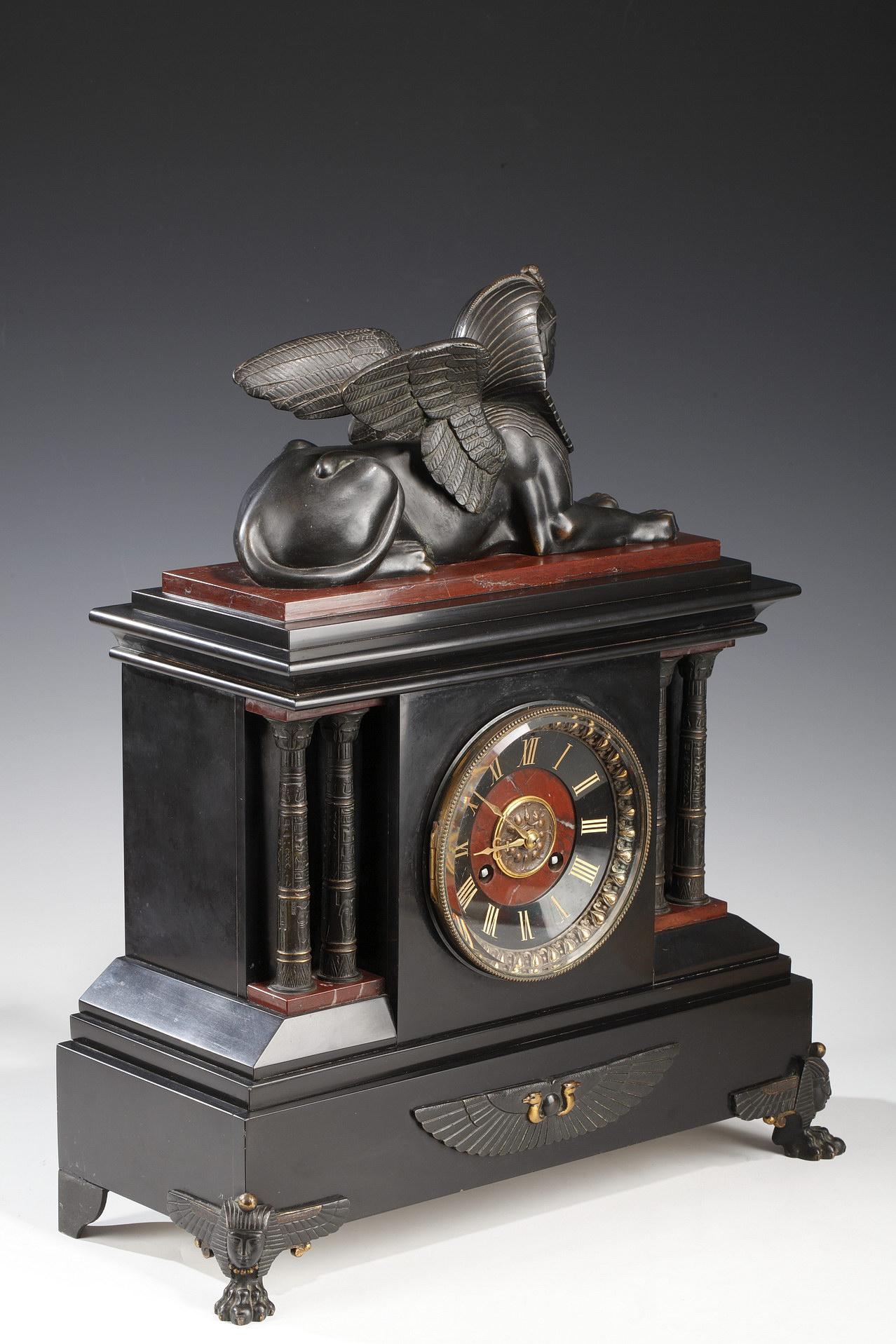 Français Horloge néo-égyptienne en bronze et marbre attribuée à G. Servant, France, vers 1870 en vente