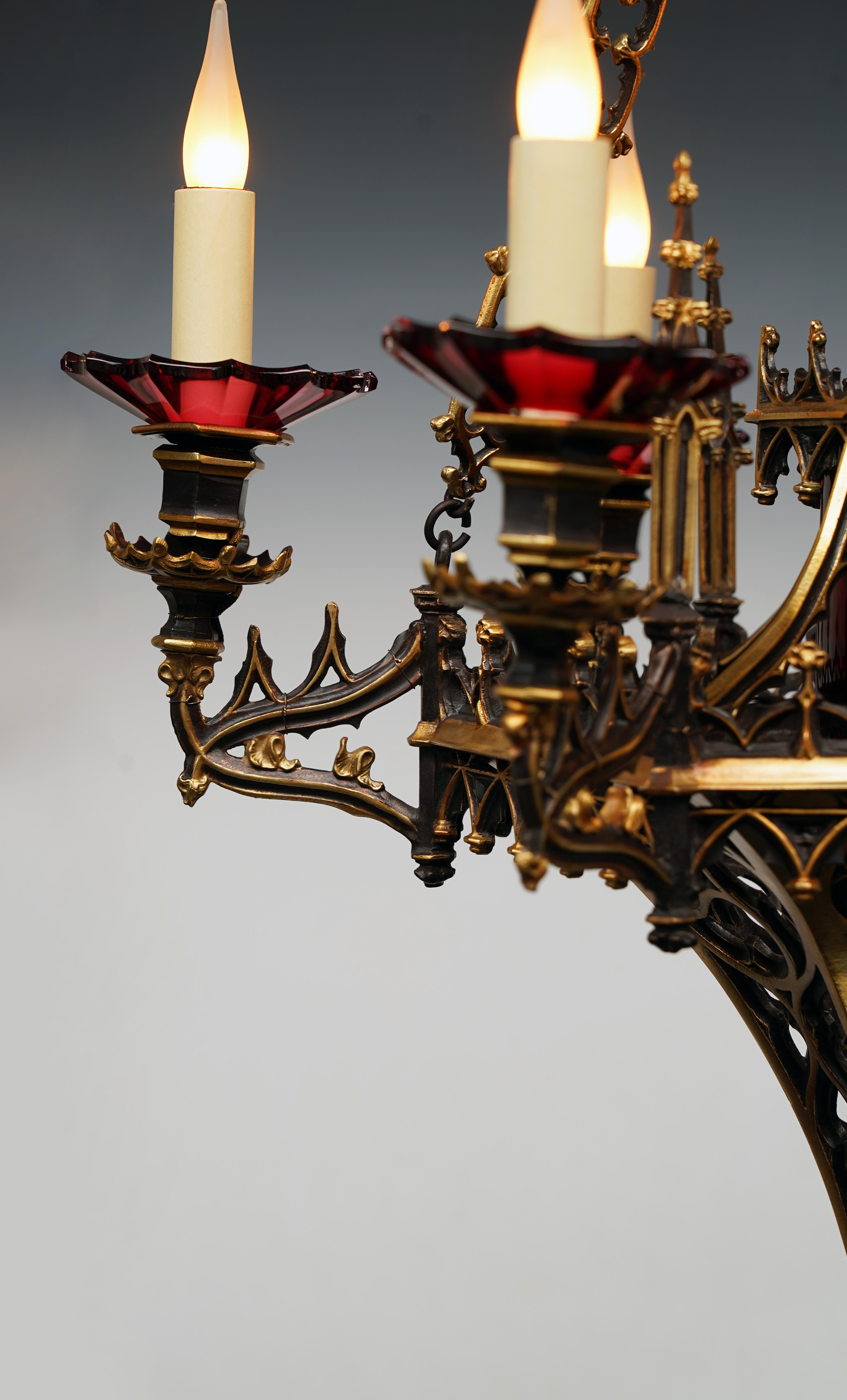 Neogotischer Bronze-Kronleuchter, Frankreich, um 1860 (Patiniert) im Angebot
