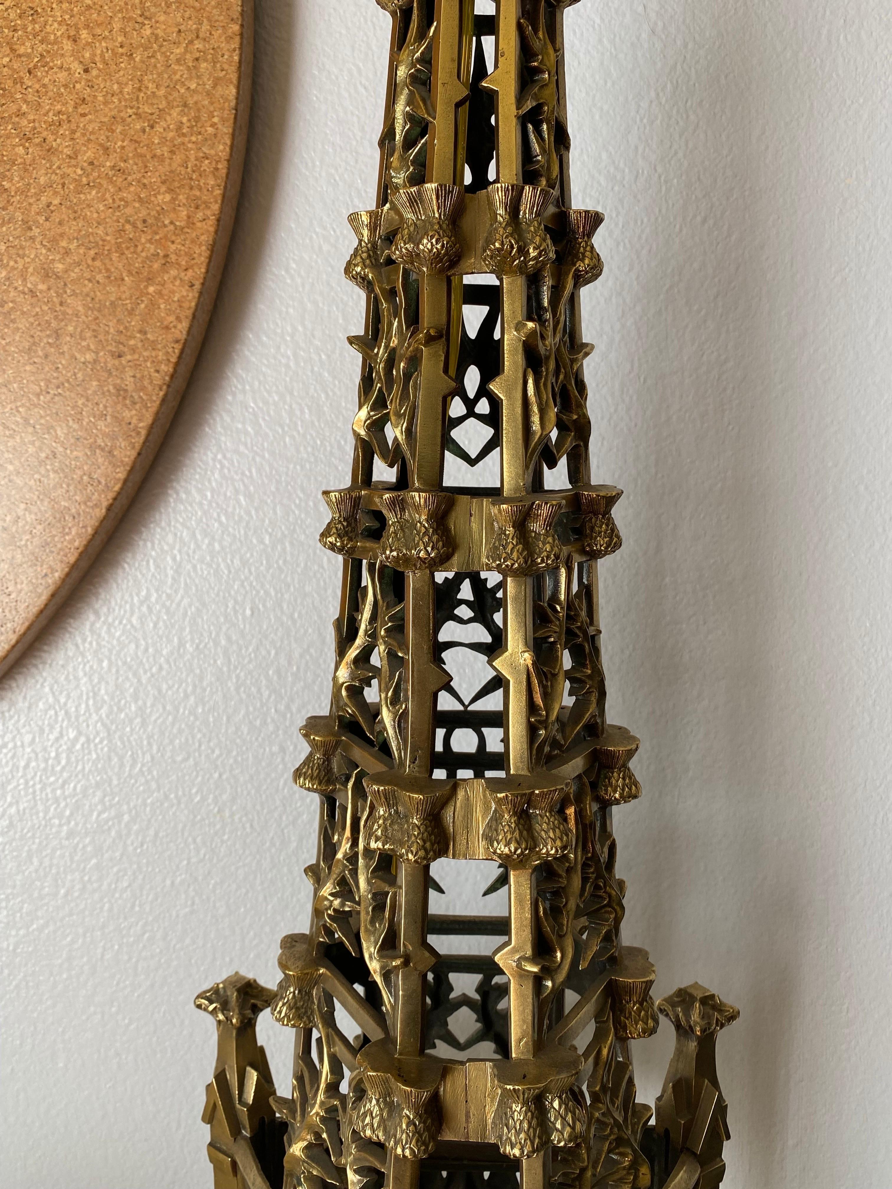 Neogotische Bronzelampe (Gegossen) im Angebot
