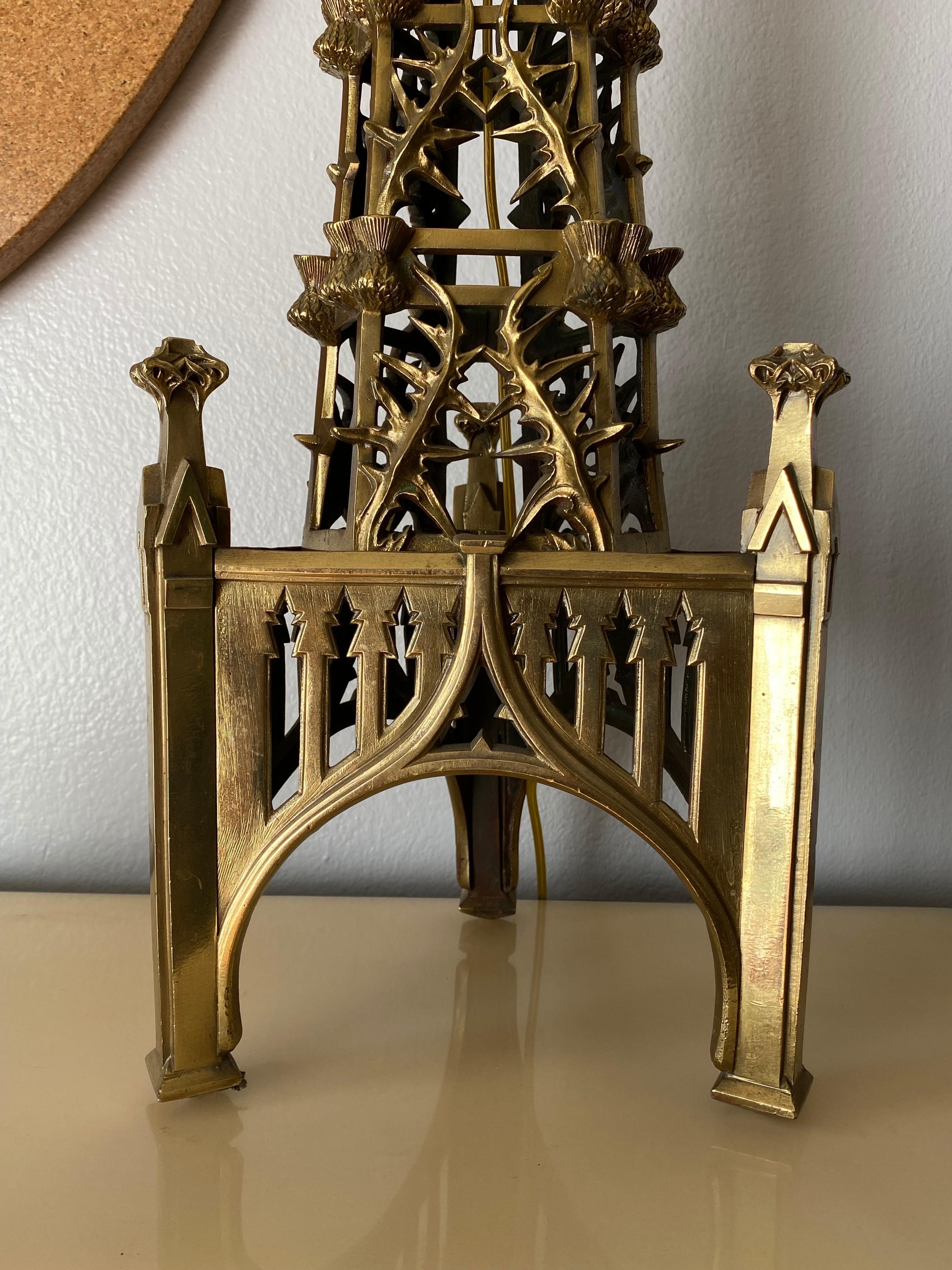 Neogotische Bronzelampe (20. Jahrhundert) im Angebot