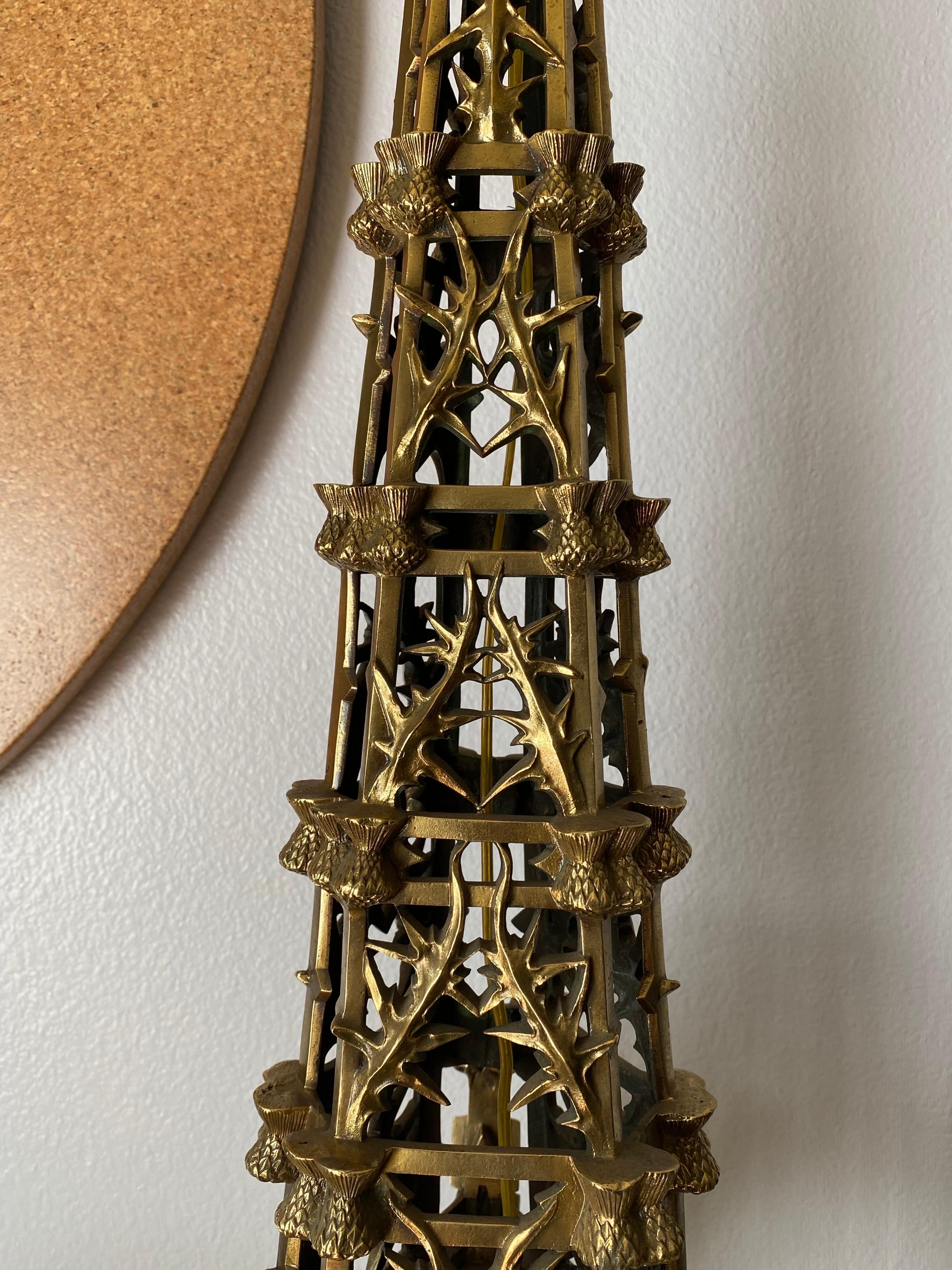Neogotische Bronzelampe im Angebot 1