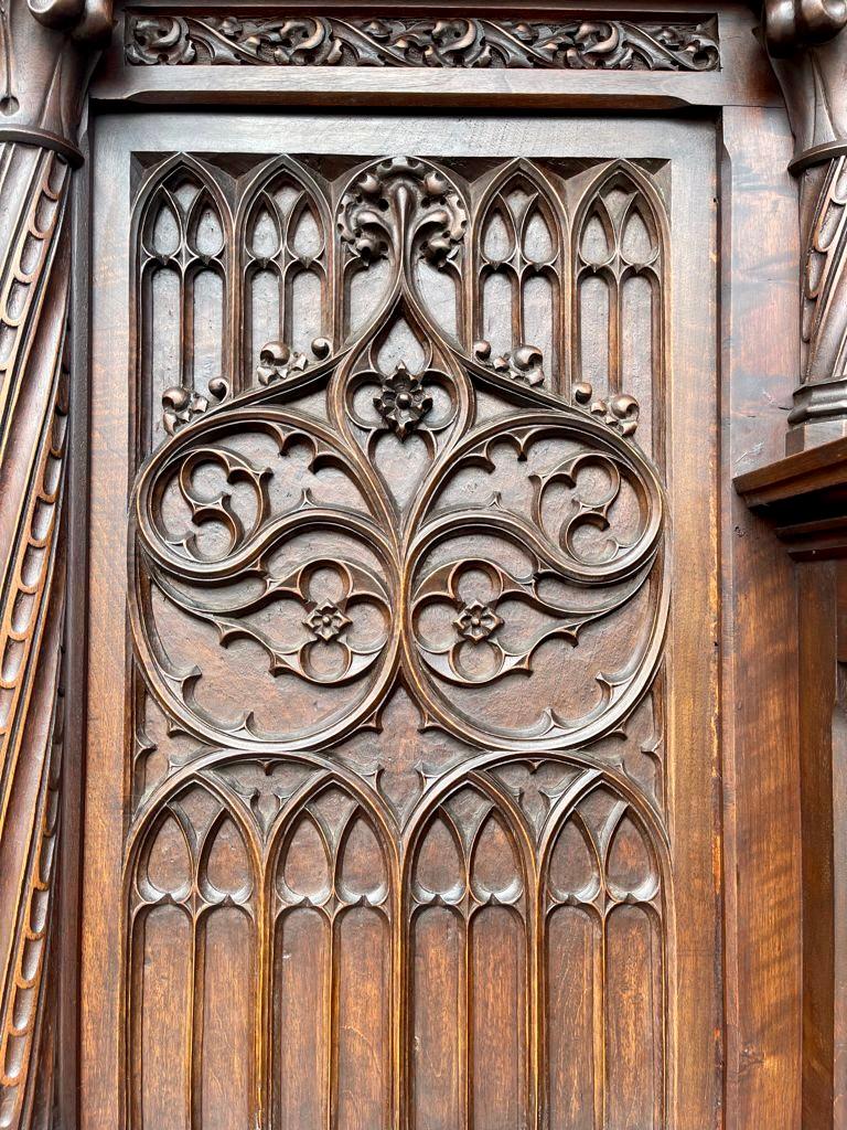 Neo-Gothic Carved Walnut Buffet, 19th Century In Good Condition In Beaune, FR