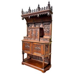 Buffet neogotico in noce intagliato, XIX secolo