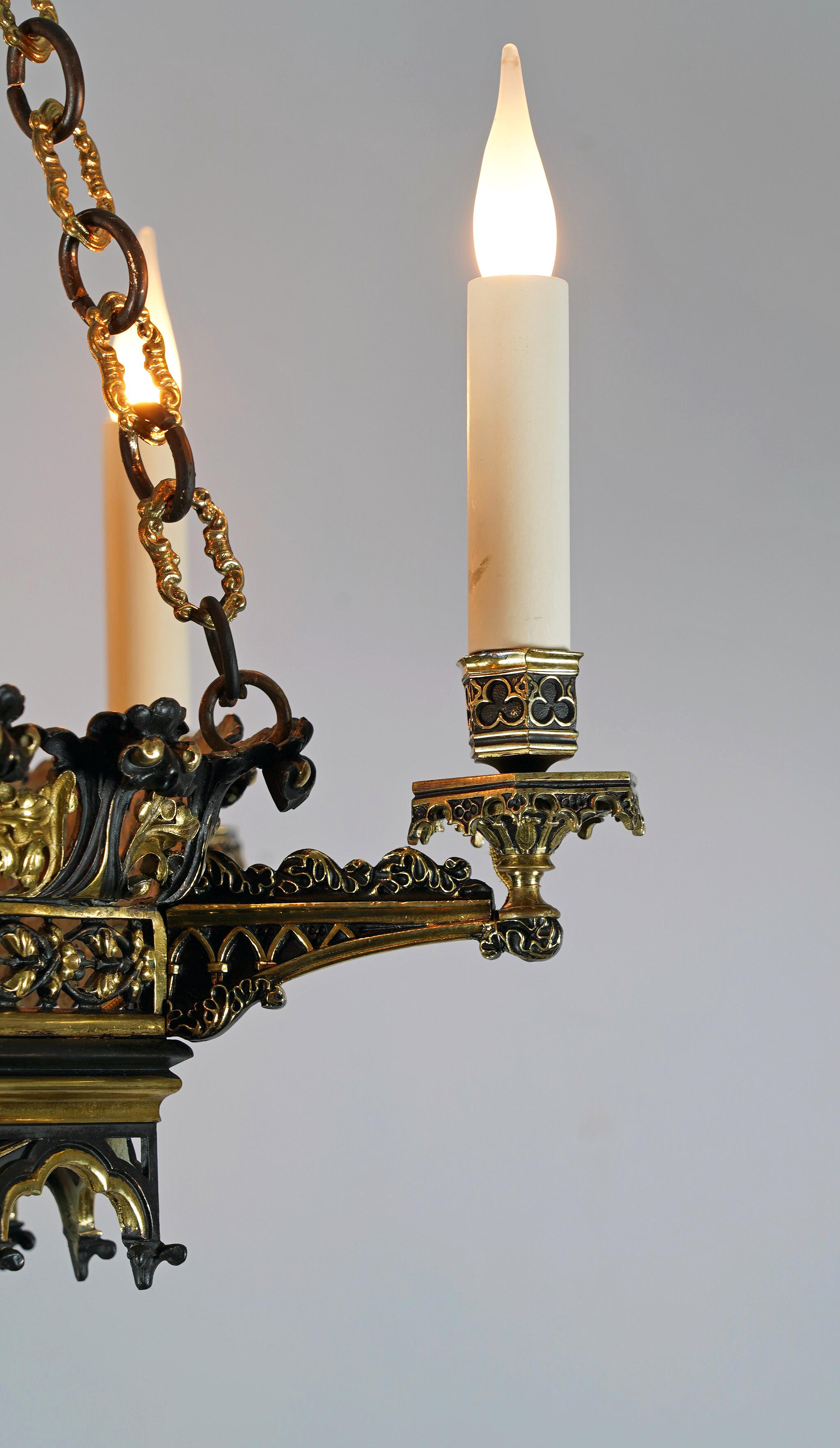 Dorato Lampadario neogotico, Francia, 1870 circa in vendita