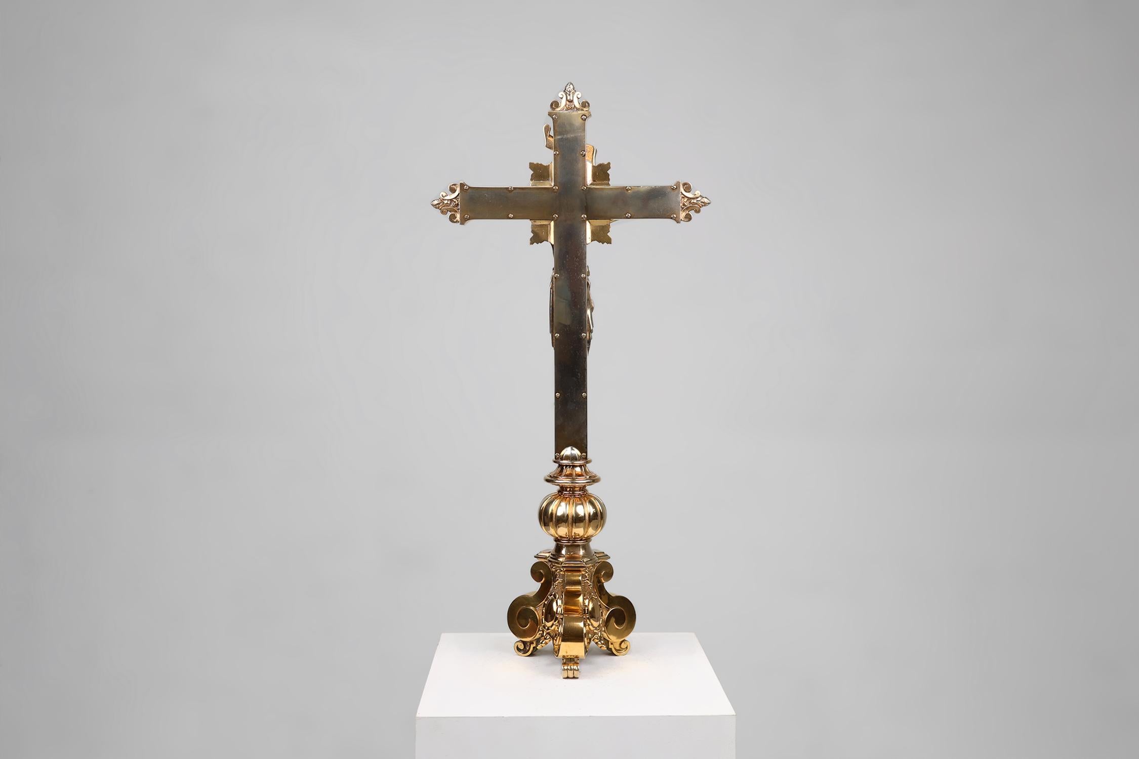 Neo-gothic crucifix with a corpus made of polished copper, France ca. 1850 For Sale 2