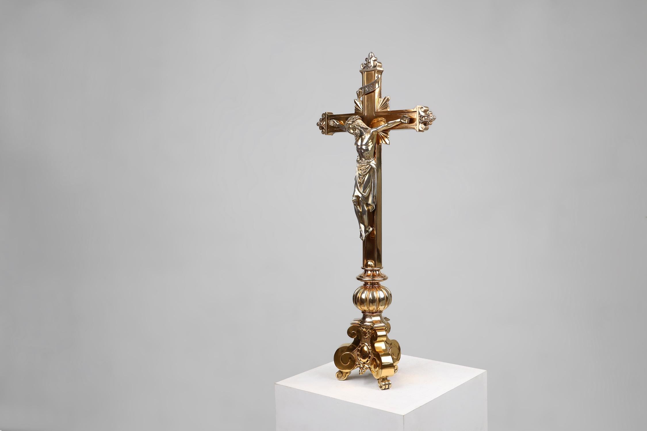 Neo-gothic crucifix with a corpus made of polished copper, France ca. 1850 In Good Condition For Sale In Meulebeke, BE