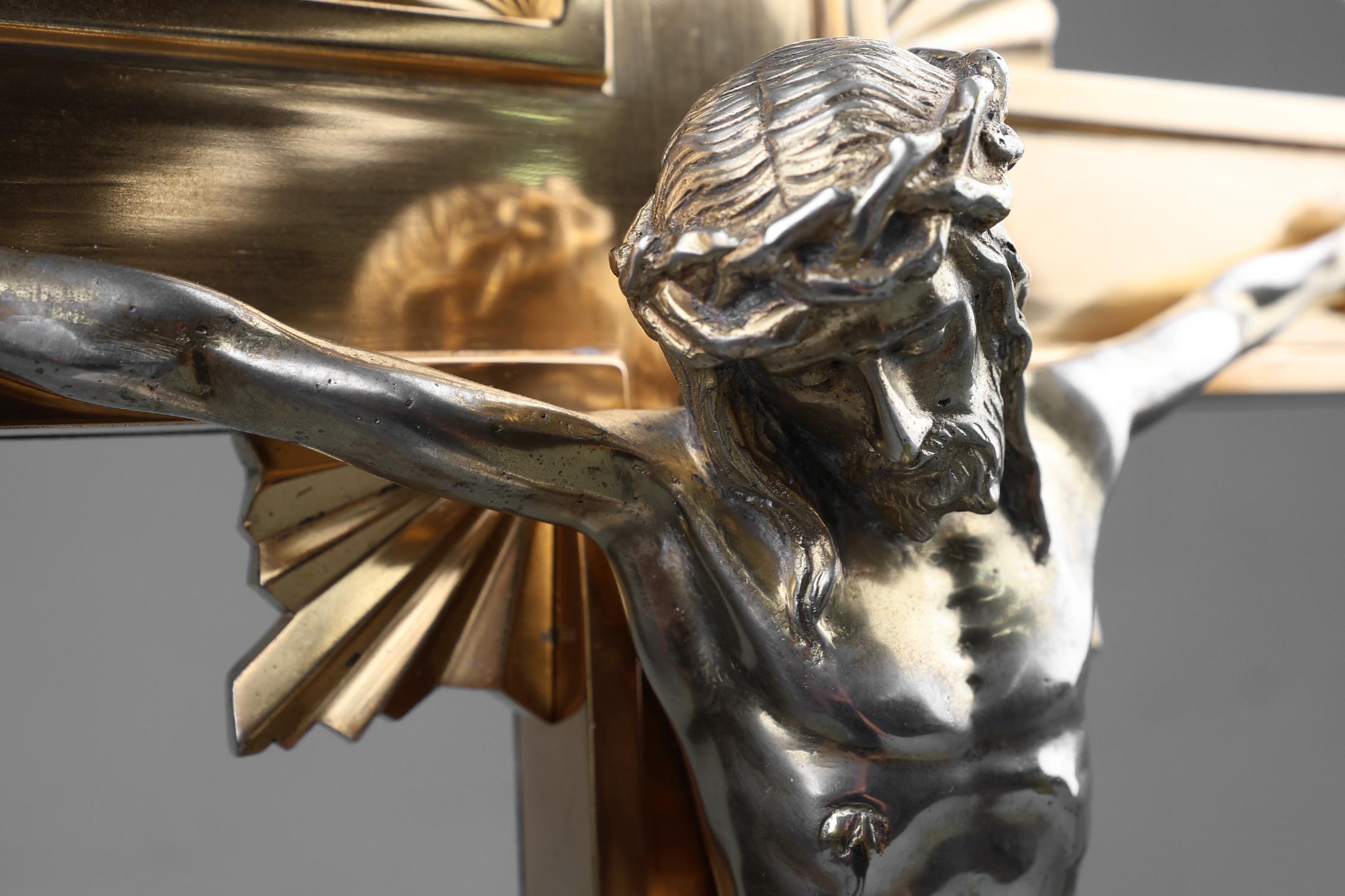 Mid-19th Century Neo-gothic crucifix with a corpus made of polished copper, France ca. 1850 For Sale