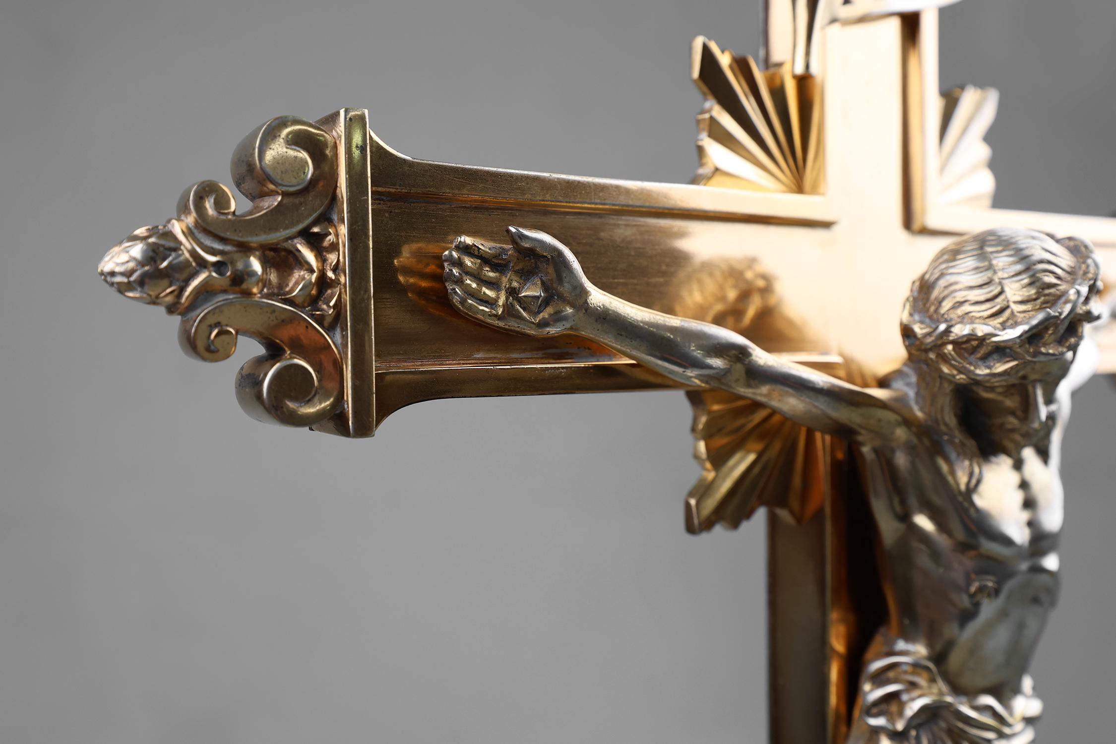 Silver Plate Neo-gothic crucifix with a corpus made of polished copper, France ca. 1850 For Sale