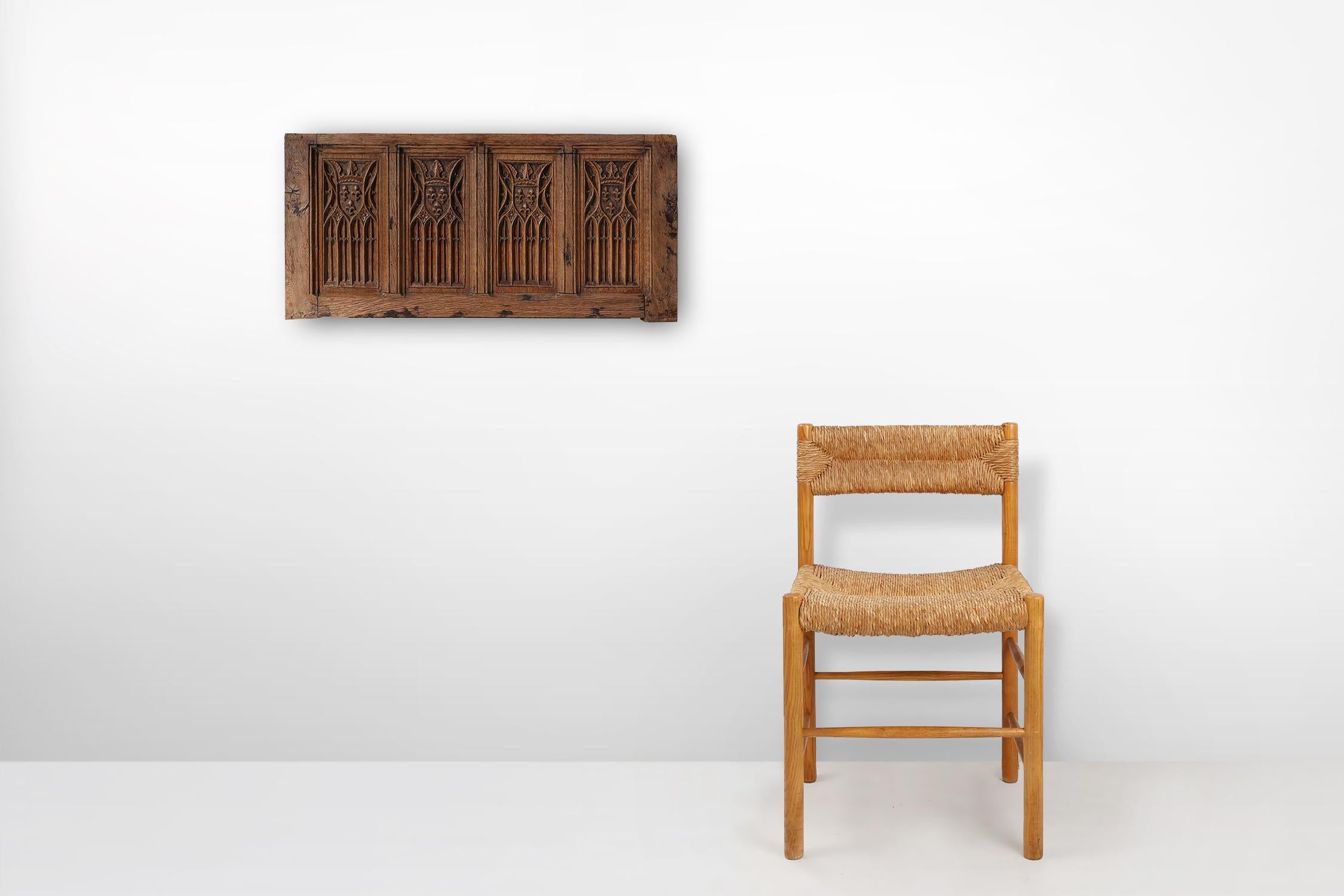 Belgien / 1850 / Tafel / Eiche / Neogotik / Antik

Sehr dekorative flämische Tafel aus dem 19. Jahrhundert mit handgeschnitzten neugotischen Verzierungen in Eiche. Die Tafel besteht aus vier rechteckig gerahmten, geschnitzten Motiven, die eine