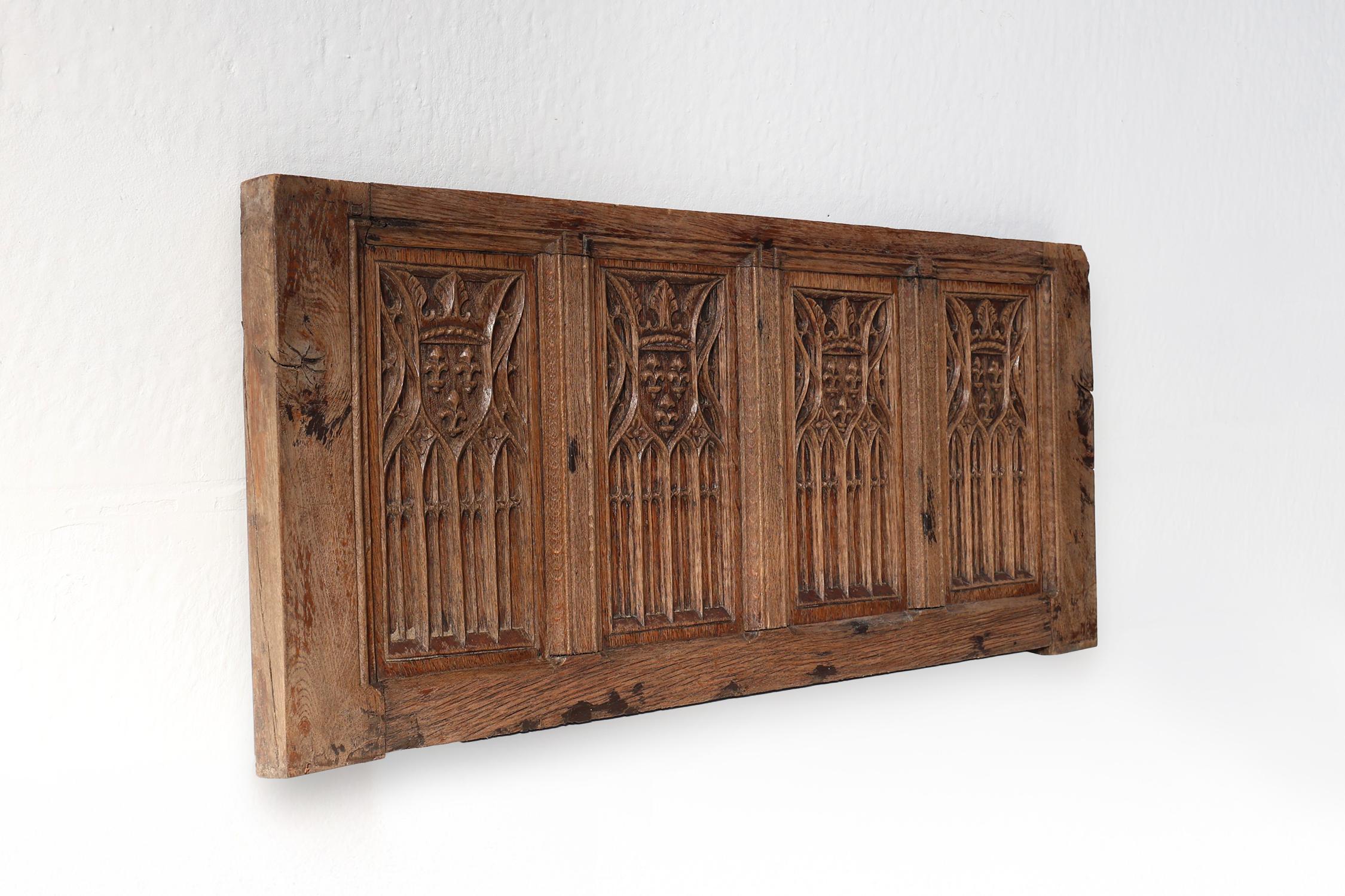 Neogotische flämische handgeschnitzte Tafel aus massiver Eiche, ca. 1850 im Zustand „Gut“ im Angebot in Meulebeke, BE